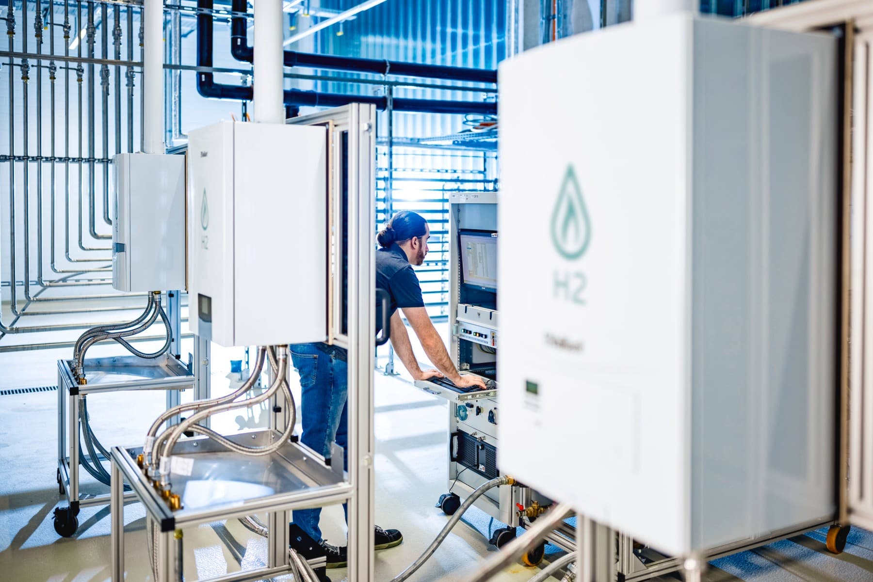 Installateur op een testbank controleert gegevens van een testrun met waterstof