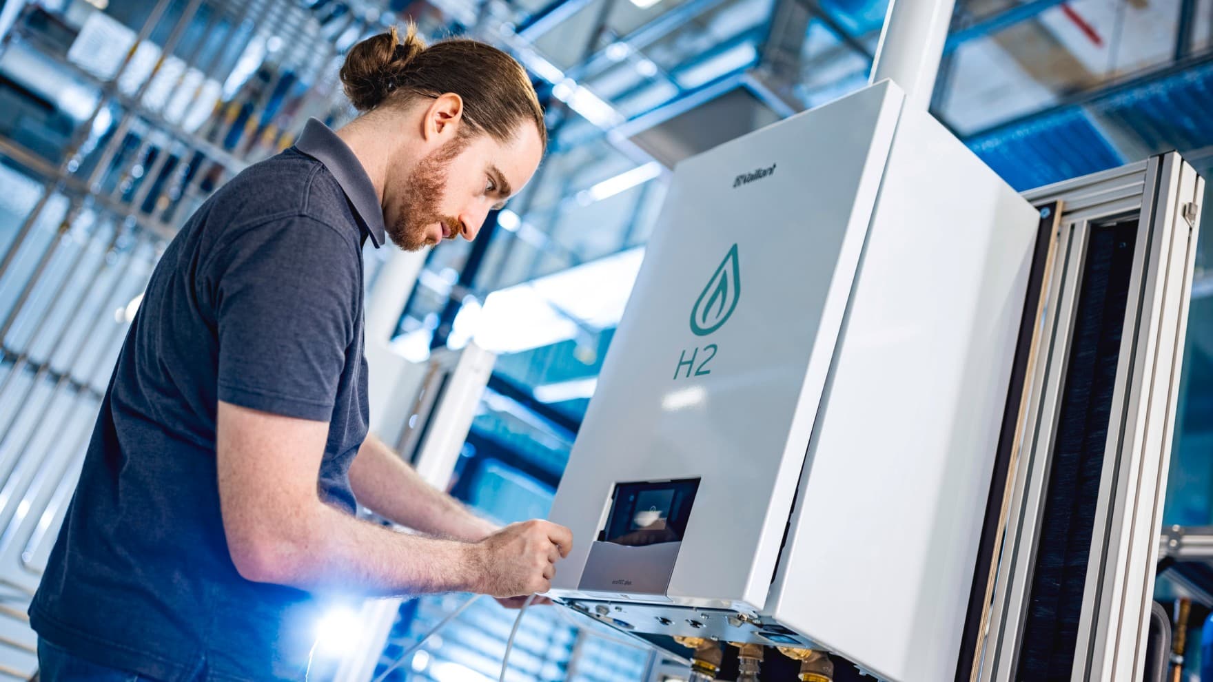 Man die werkt aan een Vaillant H2-ketel