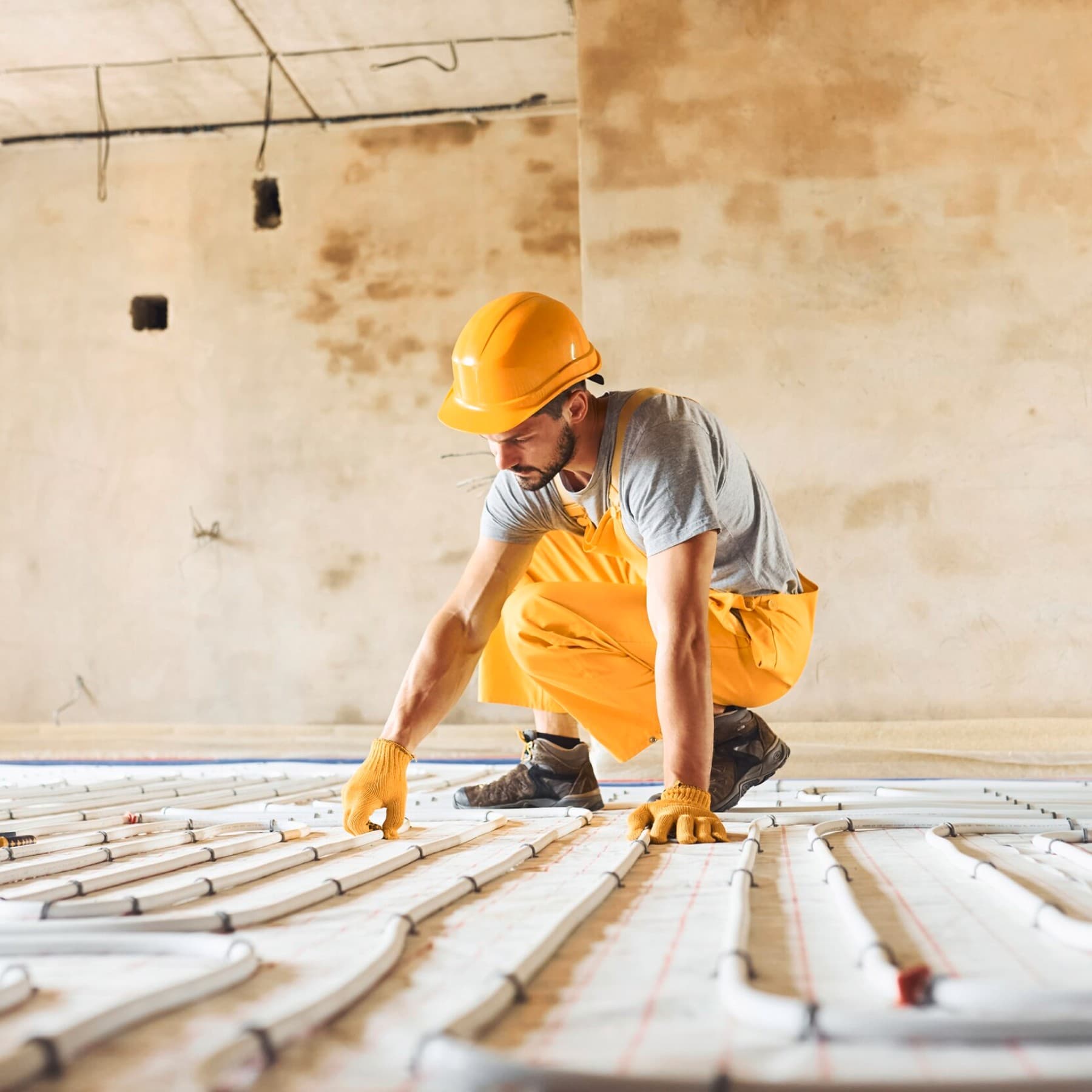 Man die vloerverwarming legt