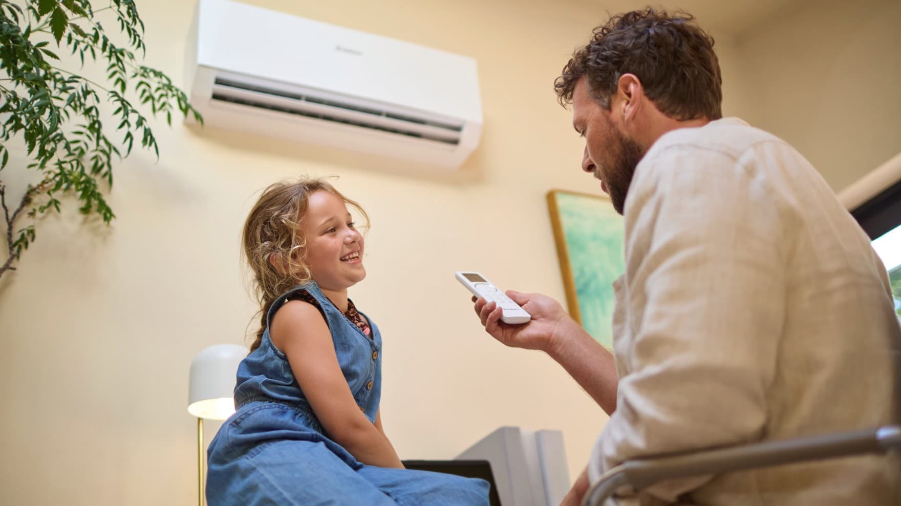 Vader en dochter met climaVAIR airco op de achtergrond