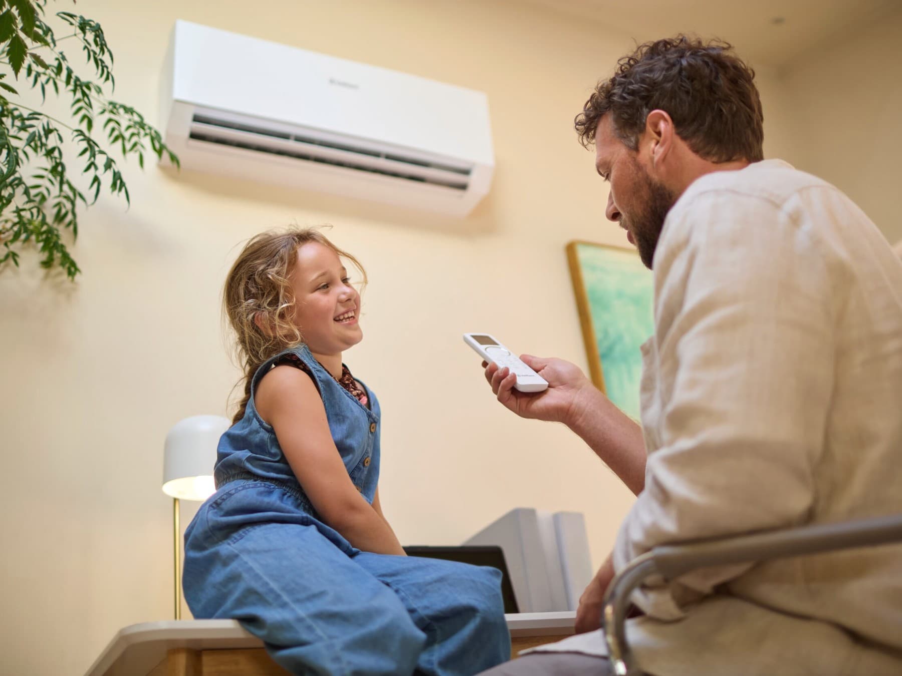 Airconditioning climaVAIR multi-console in de woonkamer aan de muur