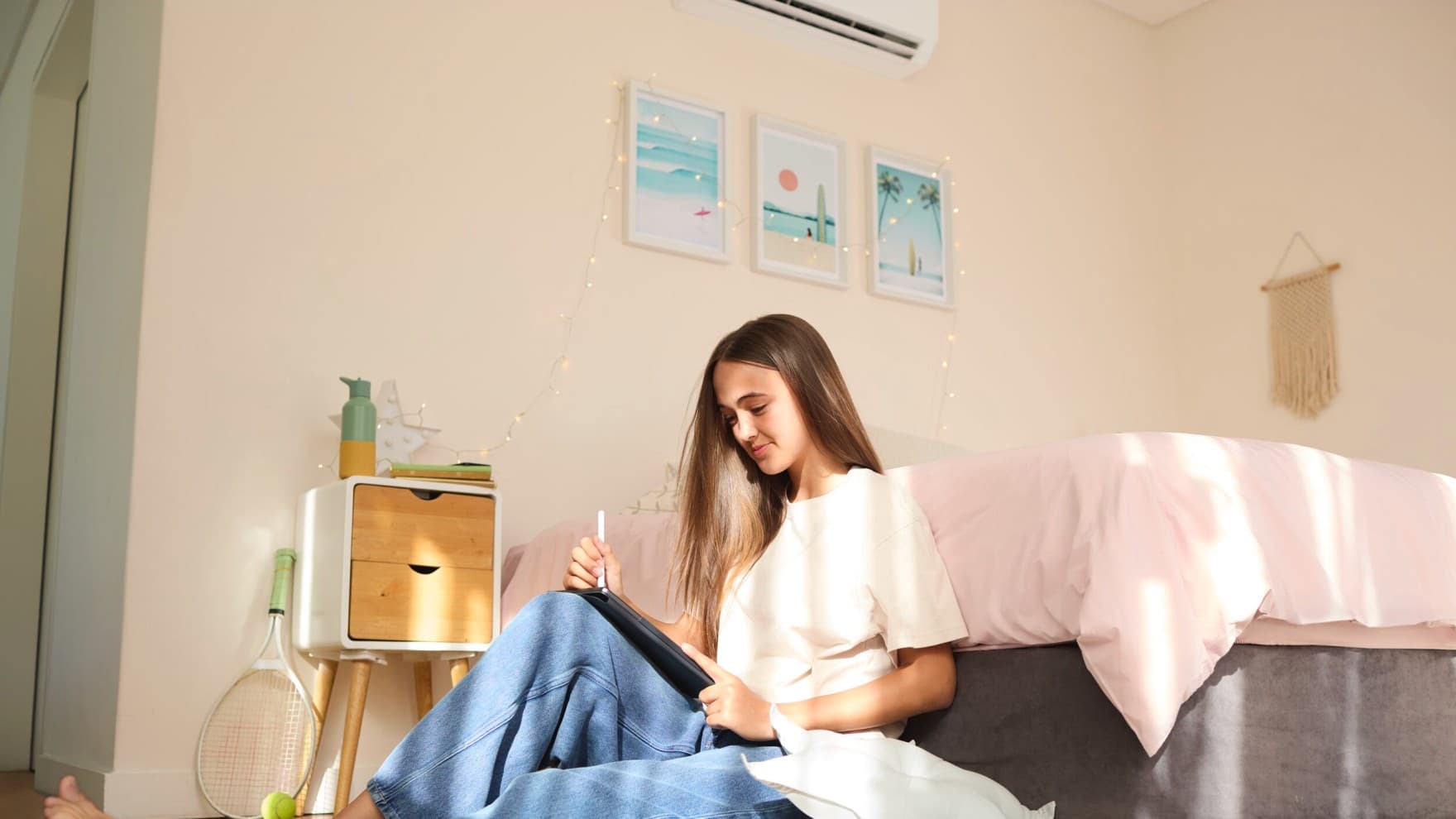 Airconditioning climaVAIR plus in tienerkamer aan de muur onder het plafond