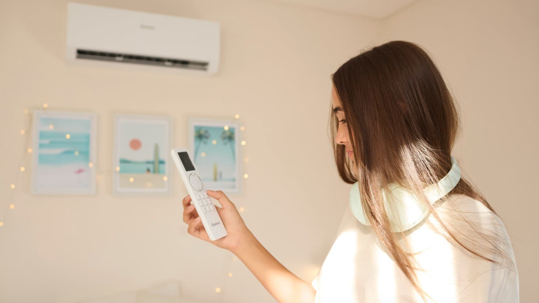 Vrouw past de modus van airco aan met een afstandbediening