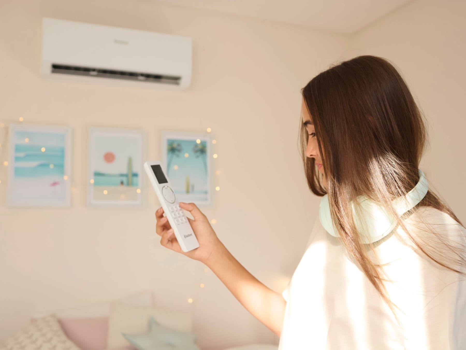 Vrouw past temperatuur airco aan met afstandsbediening