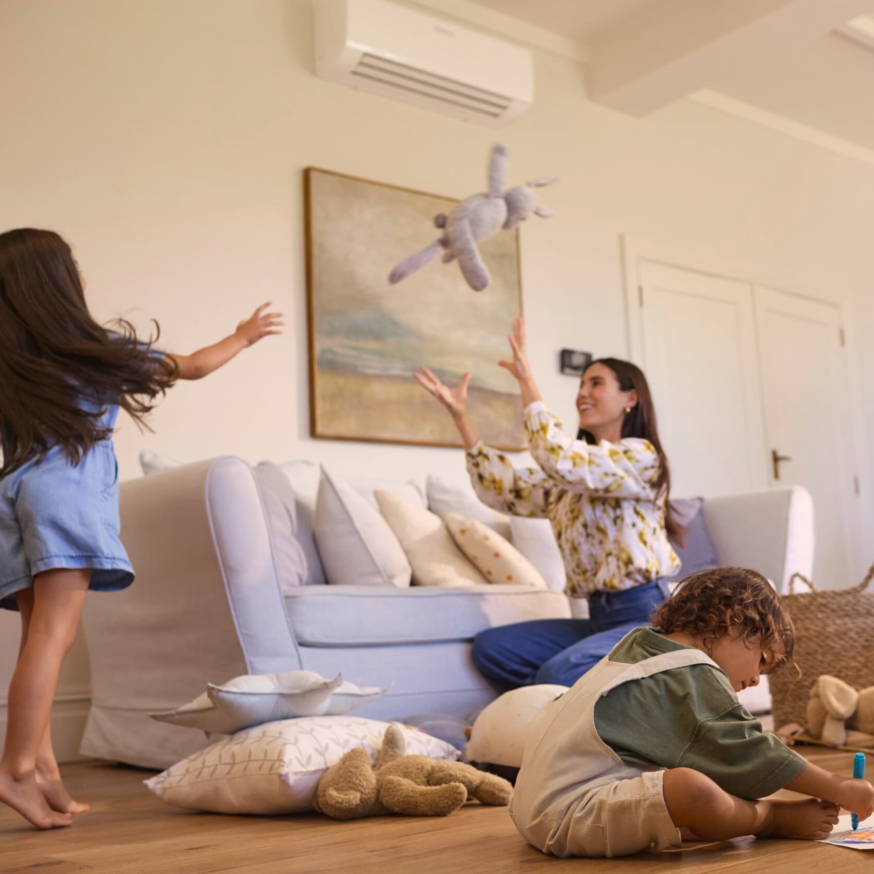Familie speelt in de woonkamer