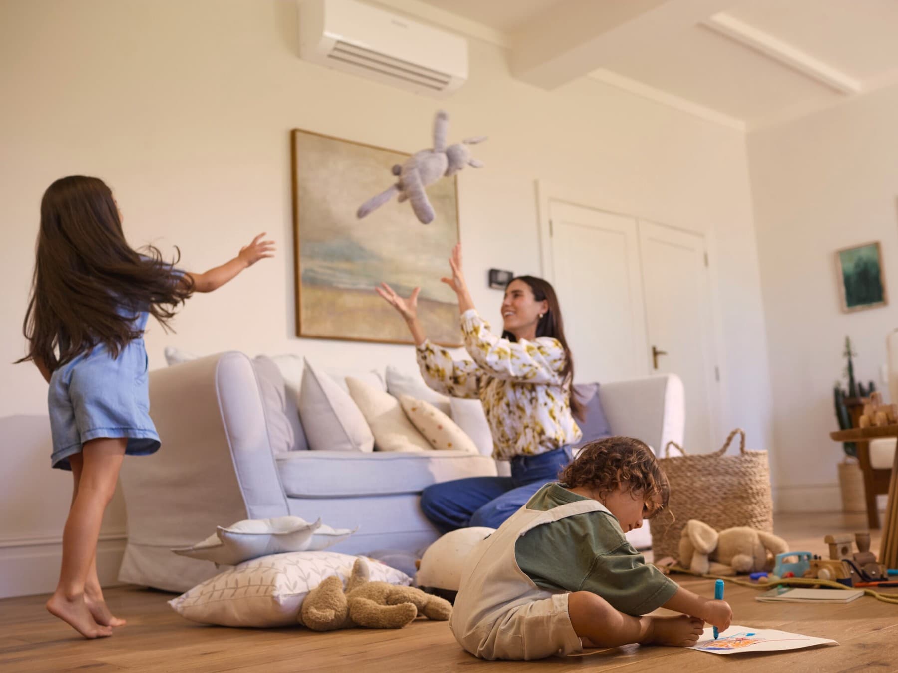Familie speelt gezellig in de woonkamer.