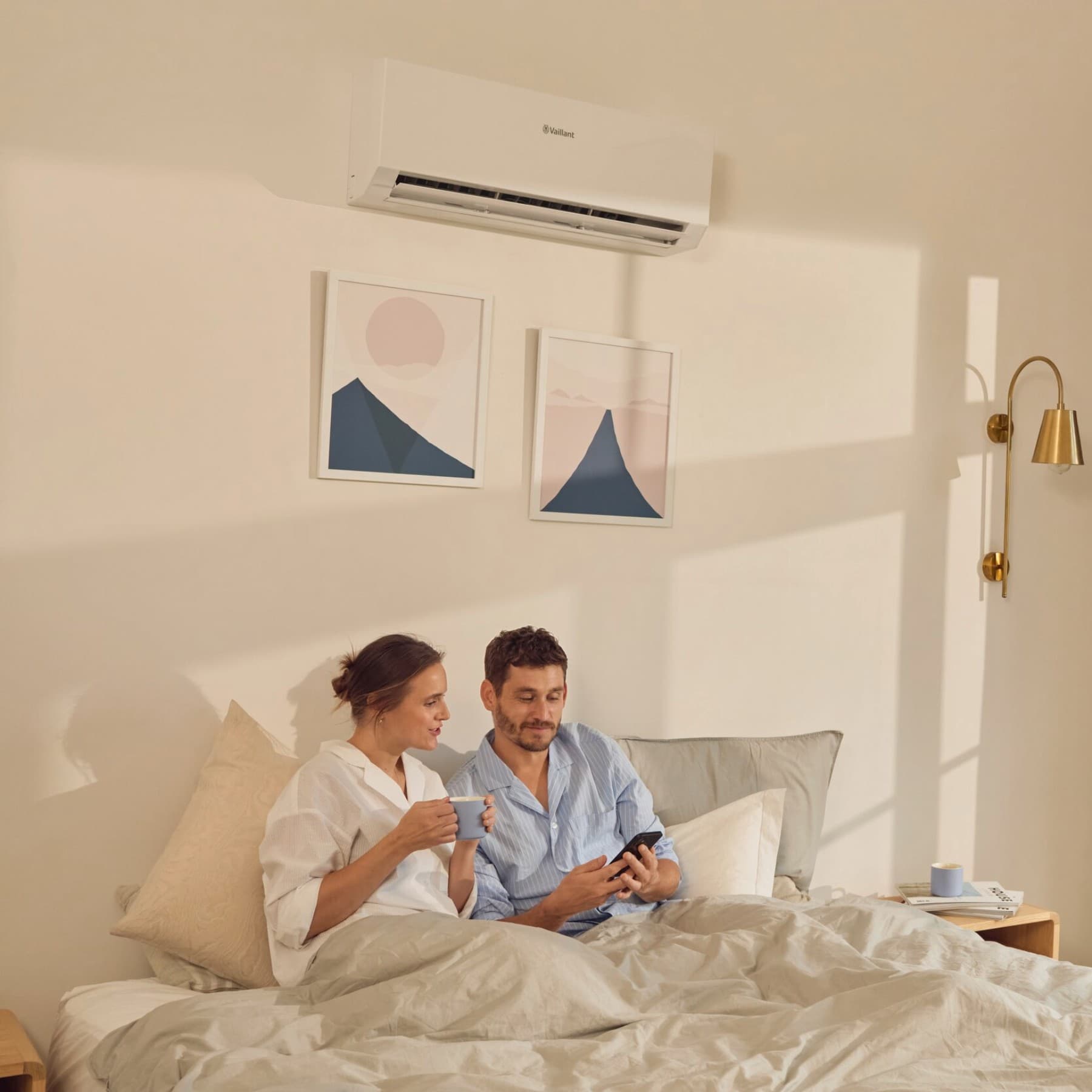 Echtpaar in slaapkamer met een airco unit