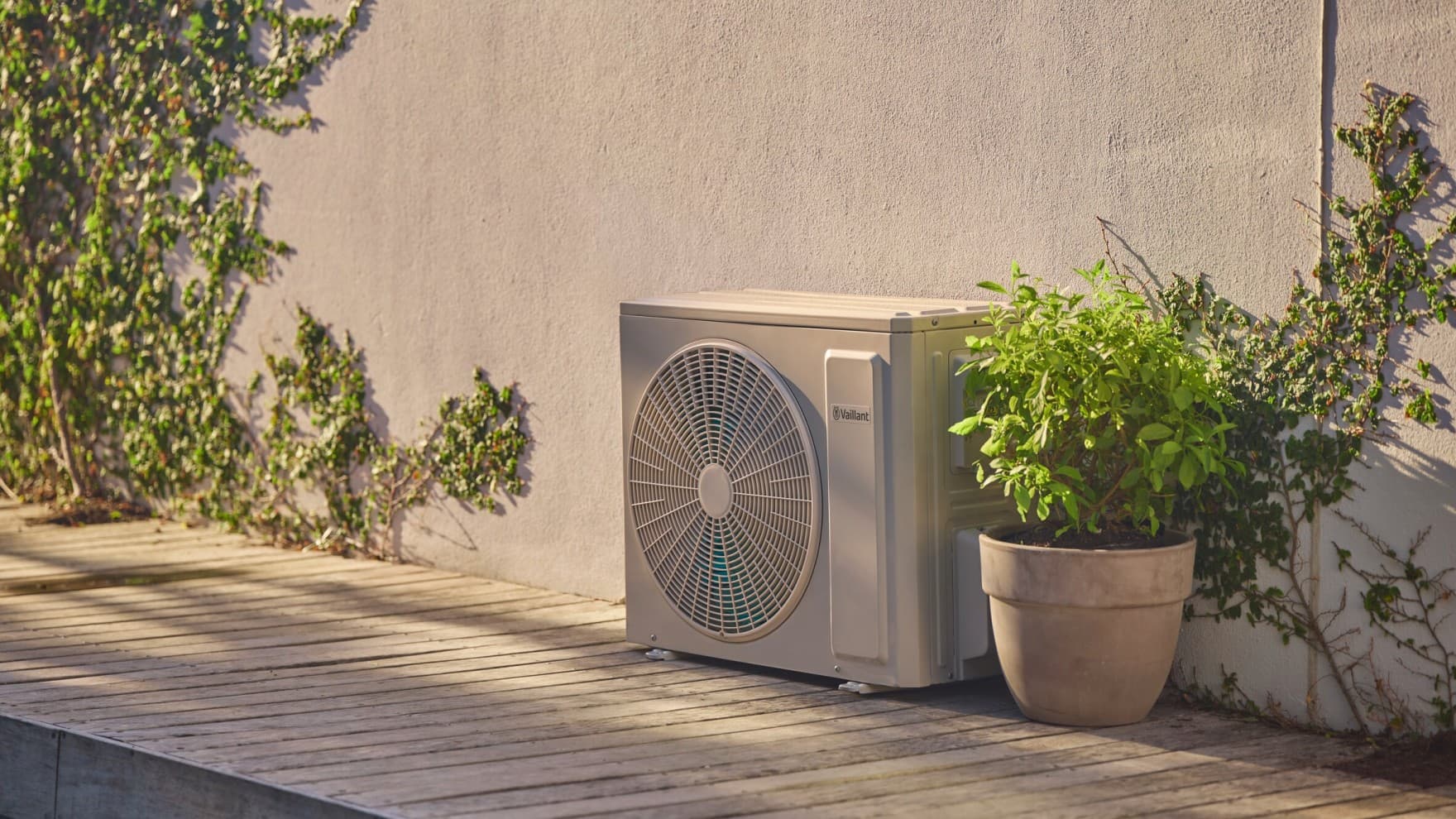 climavair airco van vaillant in een tuin