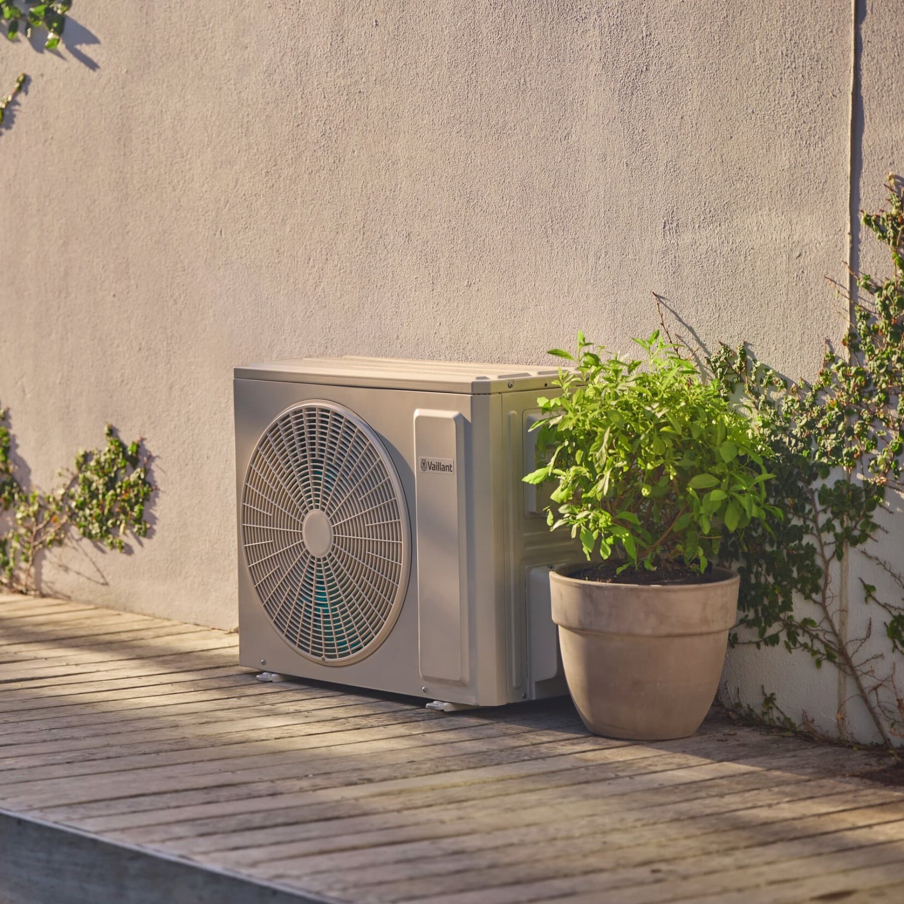 Vaillant lucht-luchtwarmtepomp die buiten tegen een huismuur staat.