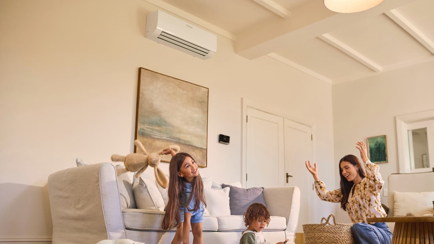 Vaillant airconditioner aan de muur in een woonkamer