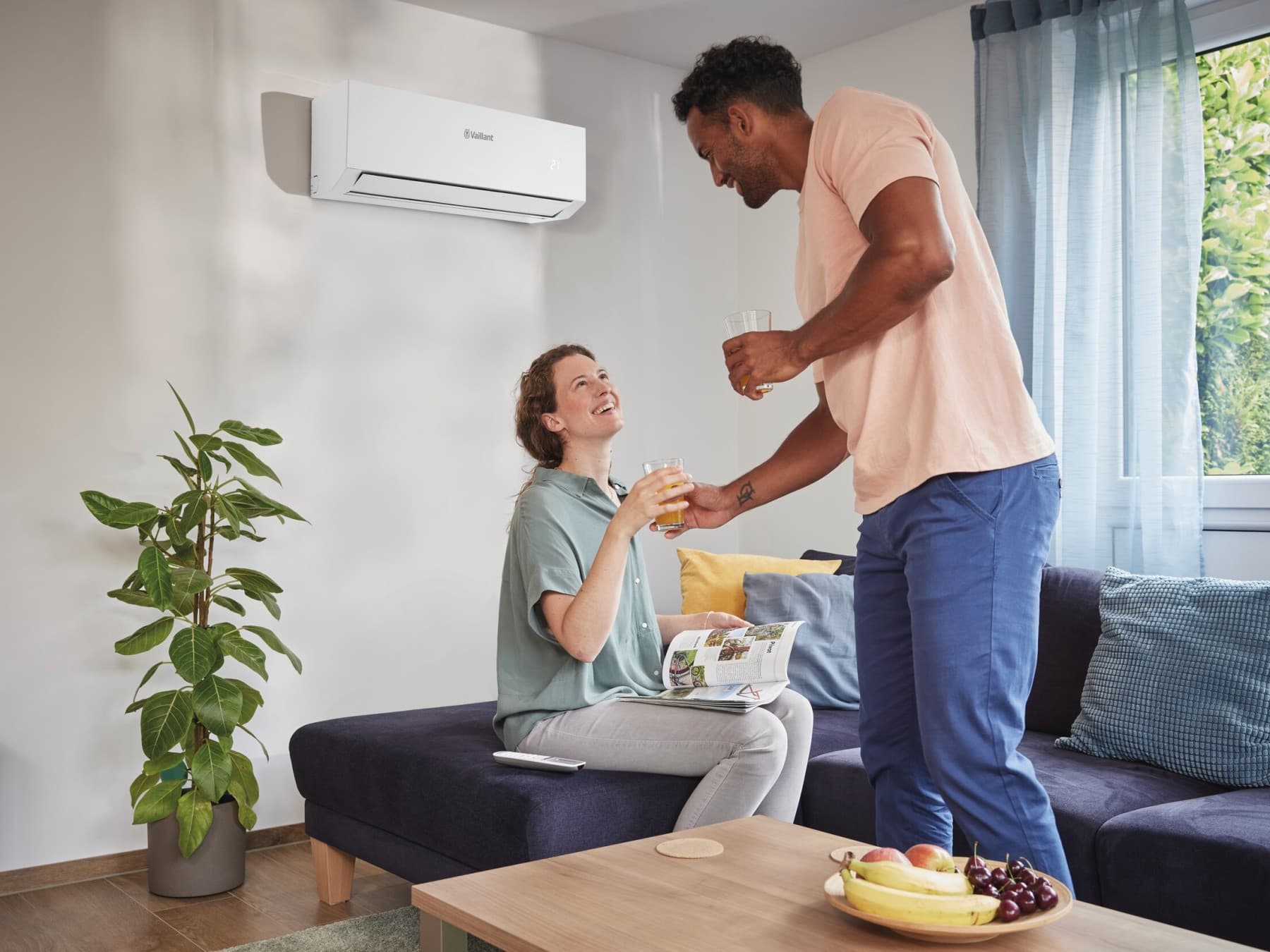 climaVAIR airco aan de muur met twee personen op de bank