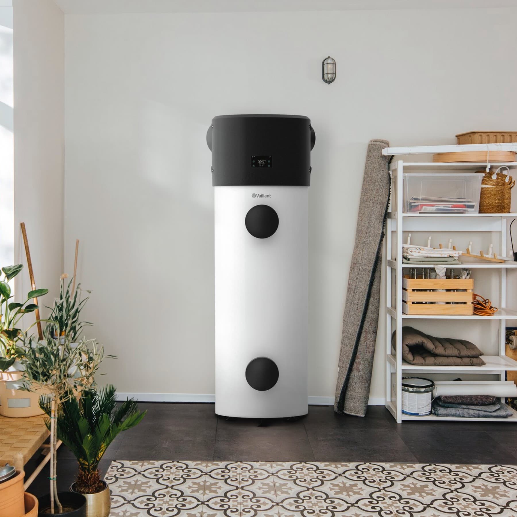 Vaillant aroSTOR plus warmwaterwarmtepomp in een bijkeuken