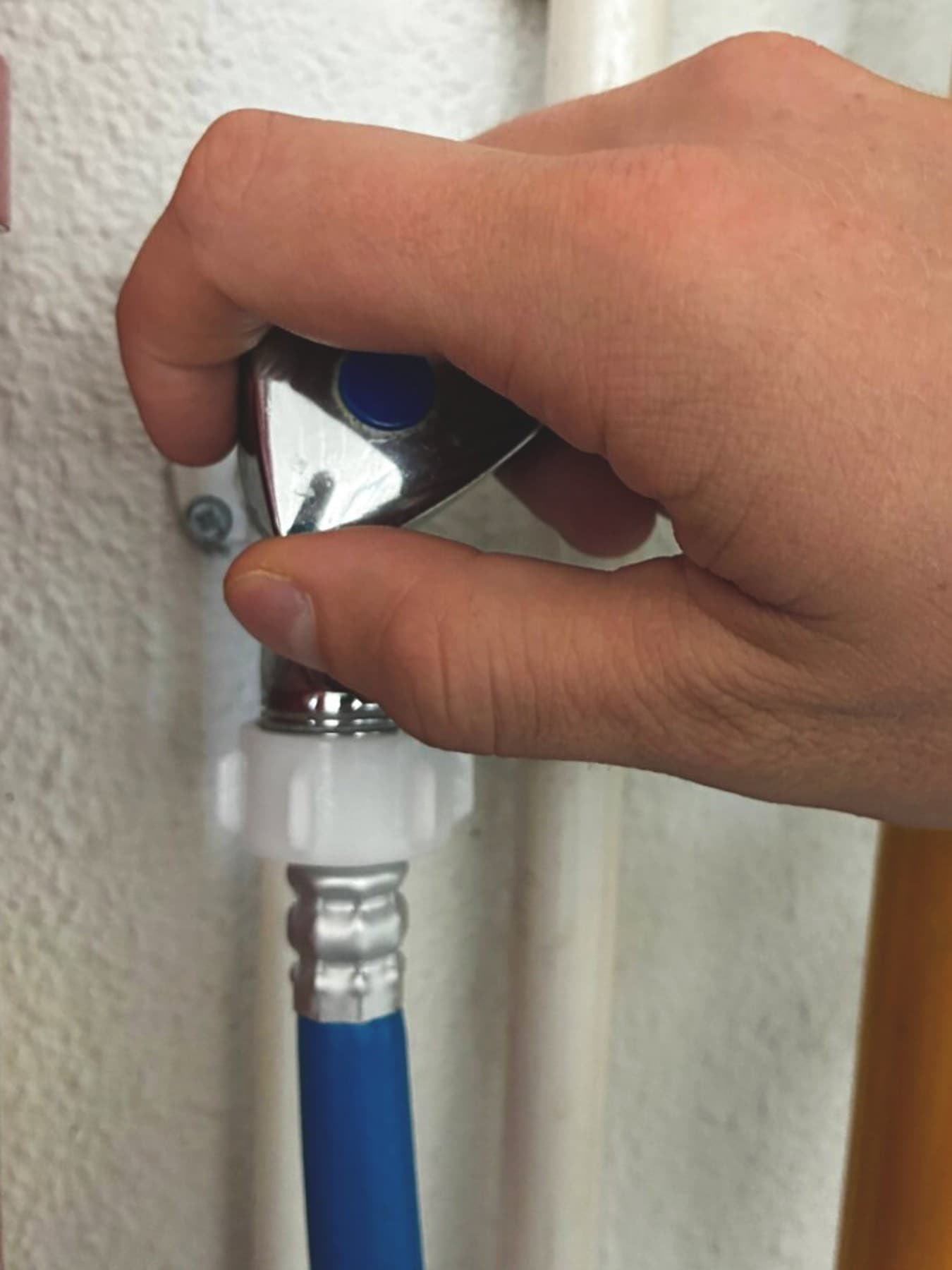 Hand sluit een waterkaan