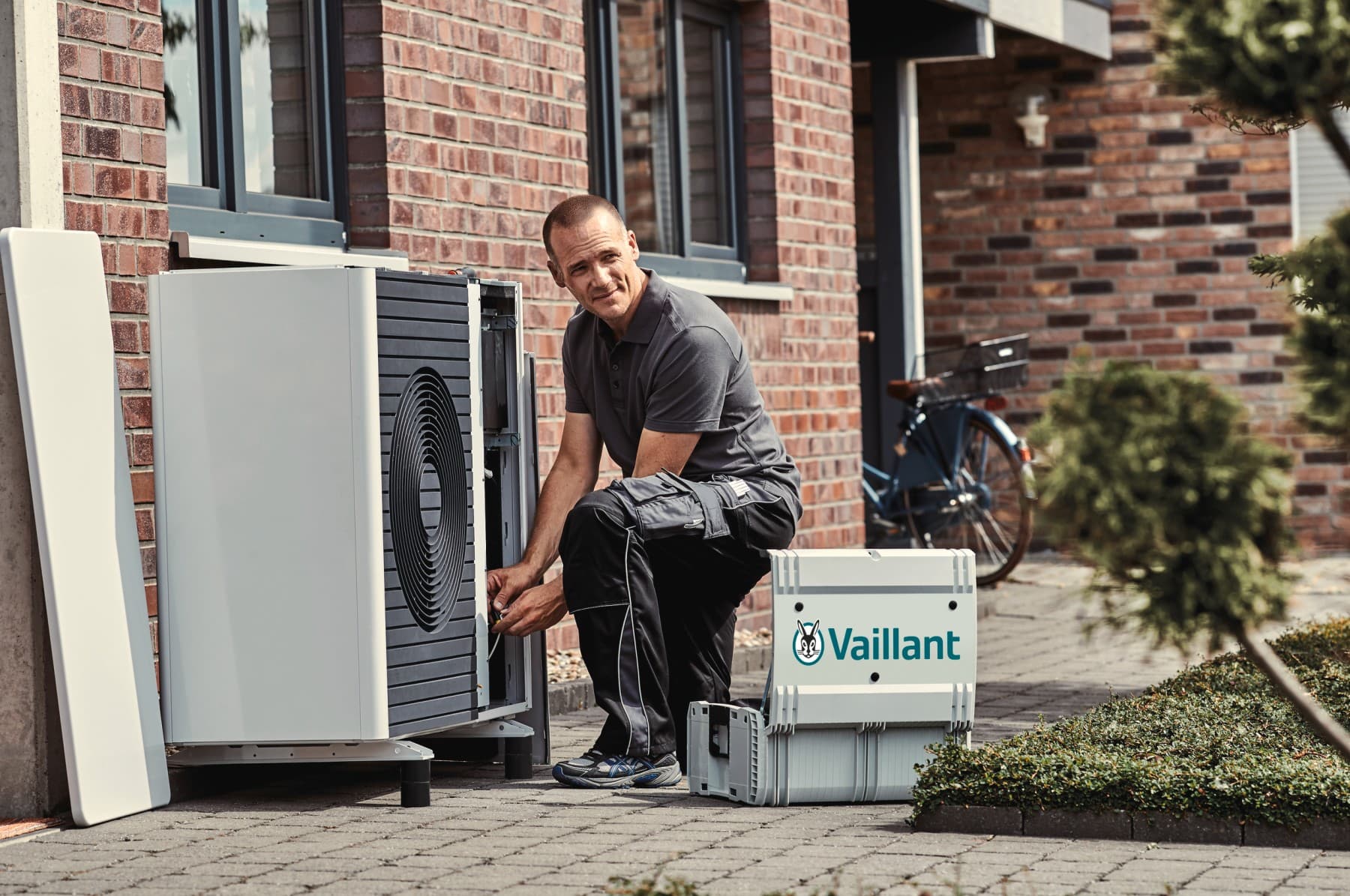Een Vaillant-expert die een warmtepomp repareert.