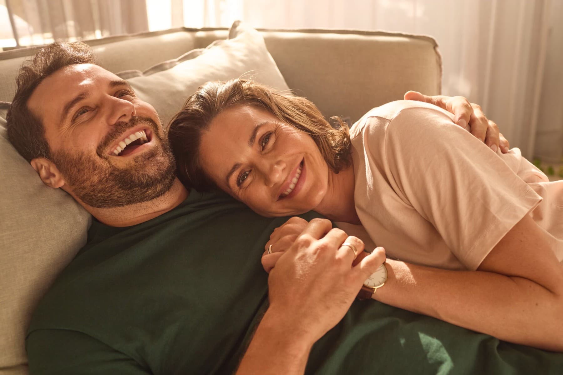 Koppel dat ontspant op een bank