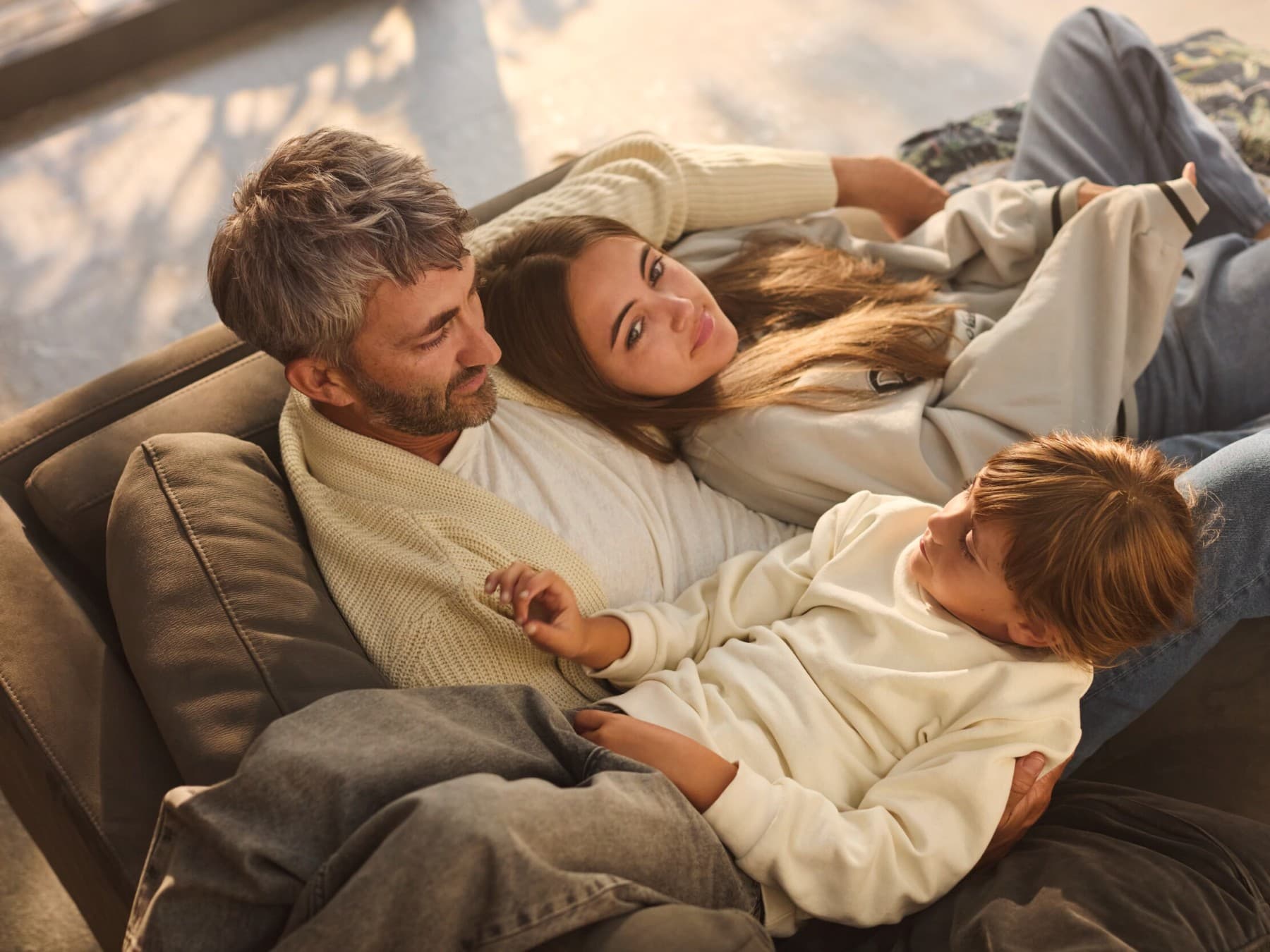 Familie geniet samen van tijd op de bank