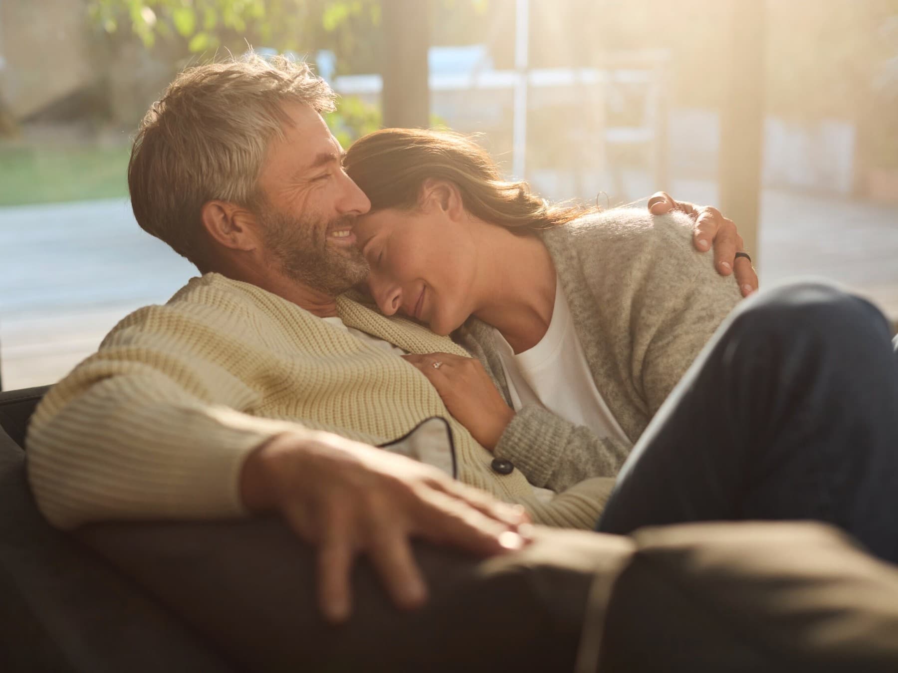 Koppel dat samen op een bank ontspant