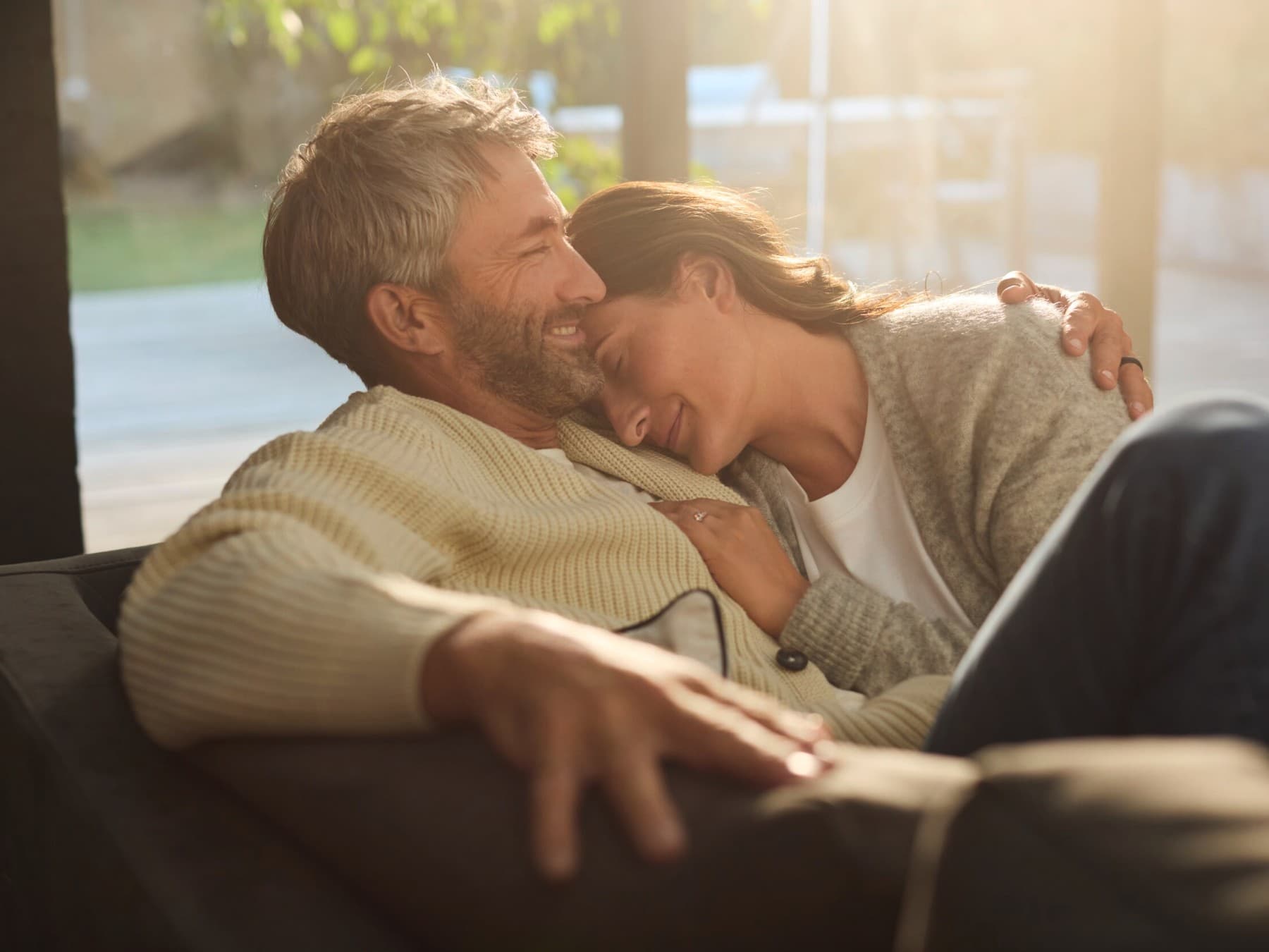 Familie liggend op de bank