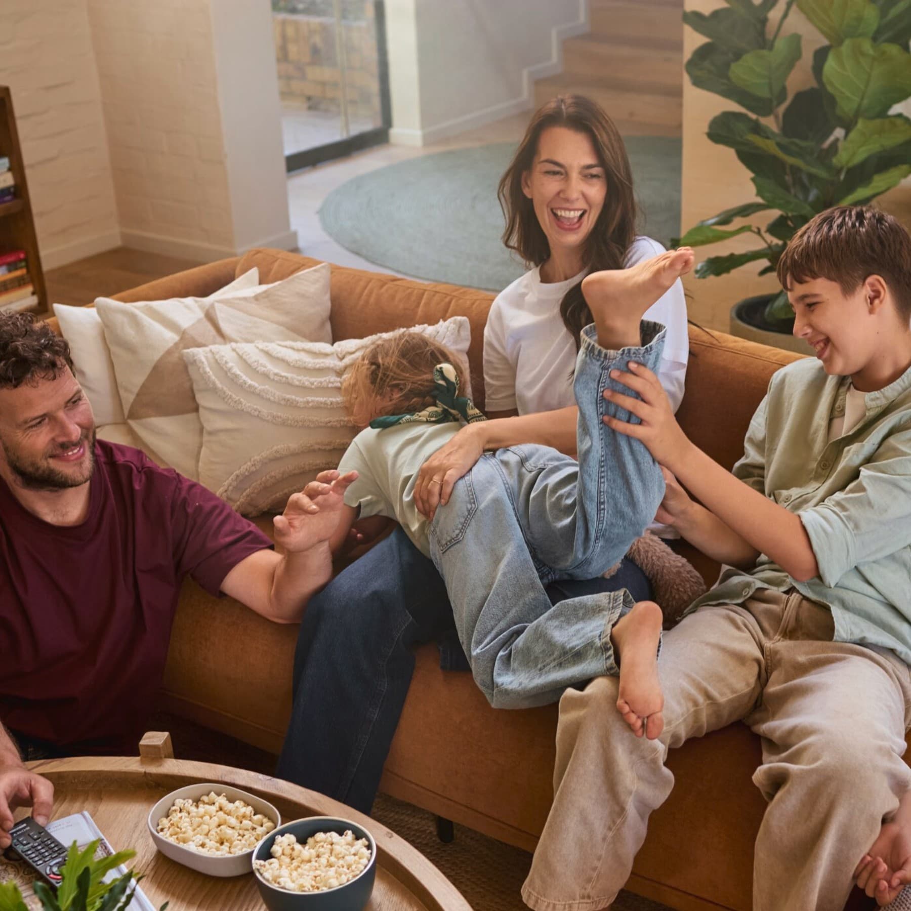 Familie ravot op de bank