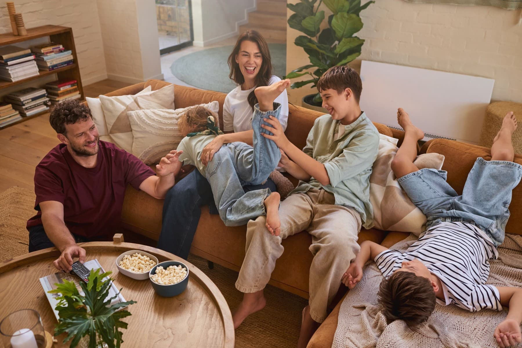 Familie ravot op de bank