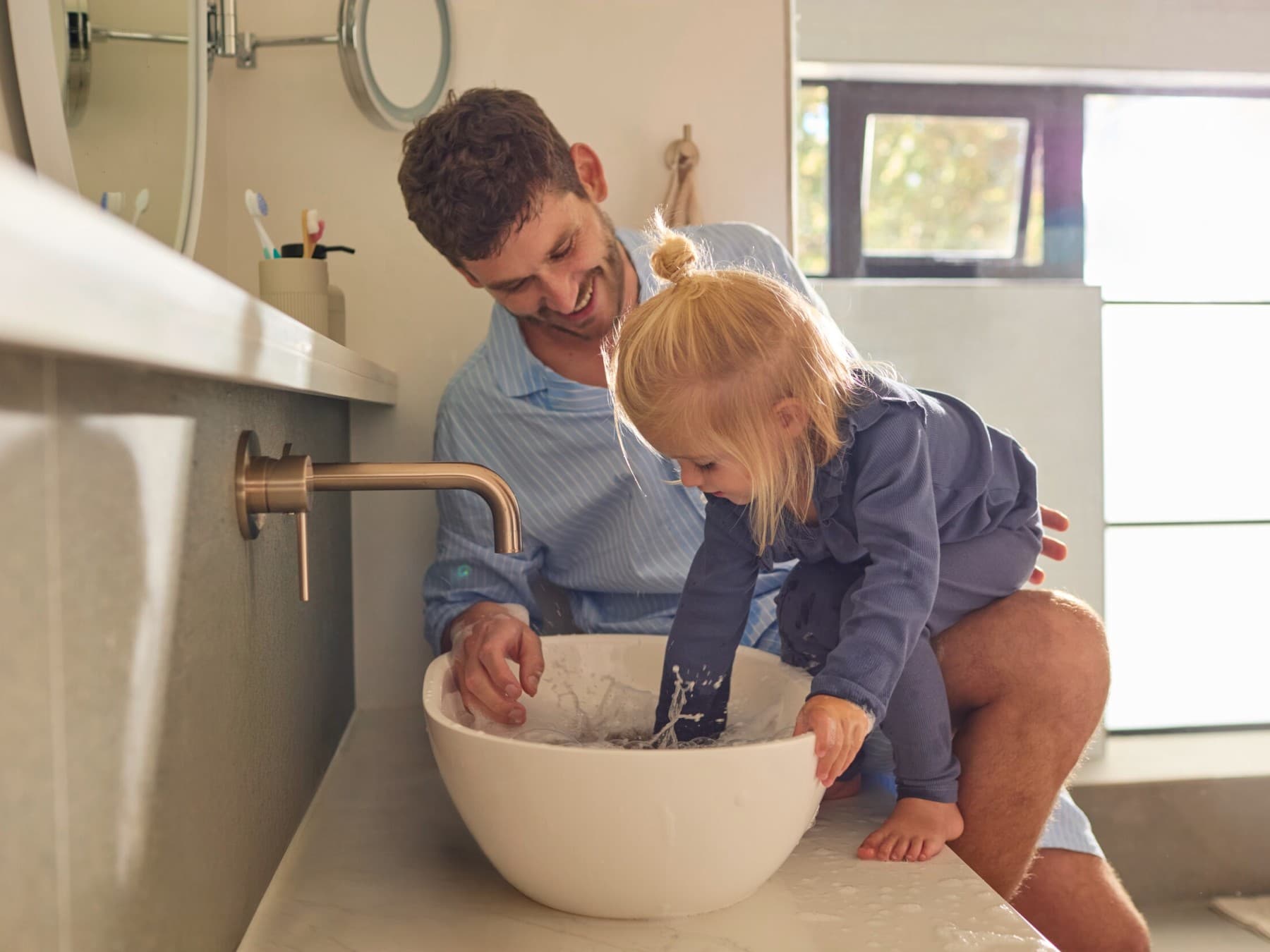 Vader en dochter in de badkamer