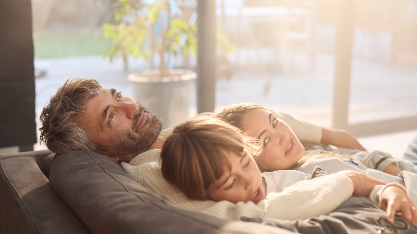 Familie liggend op de bank