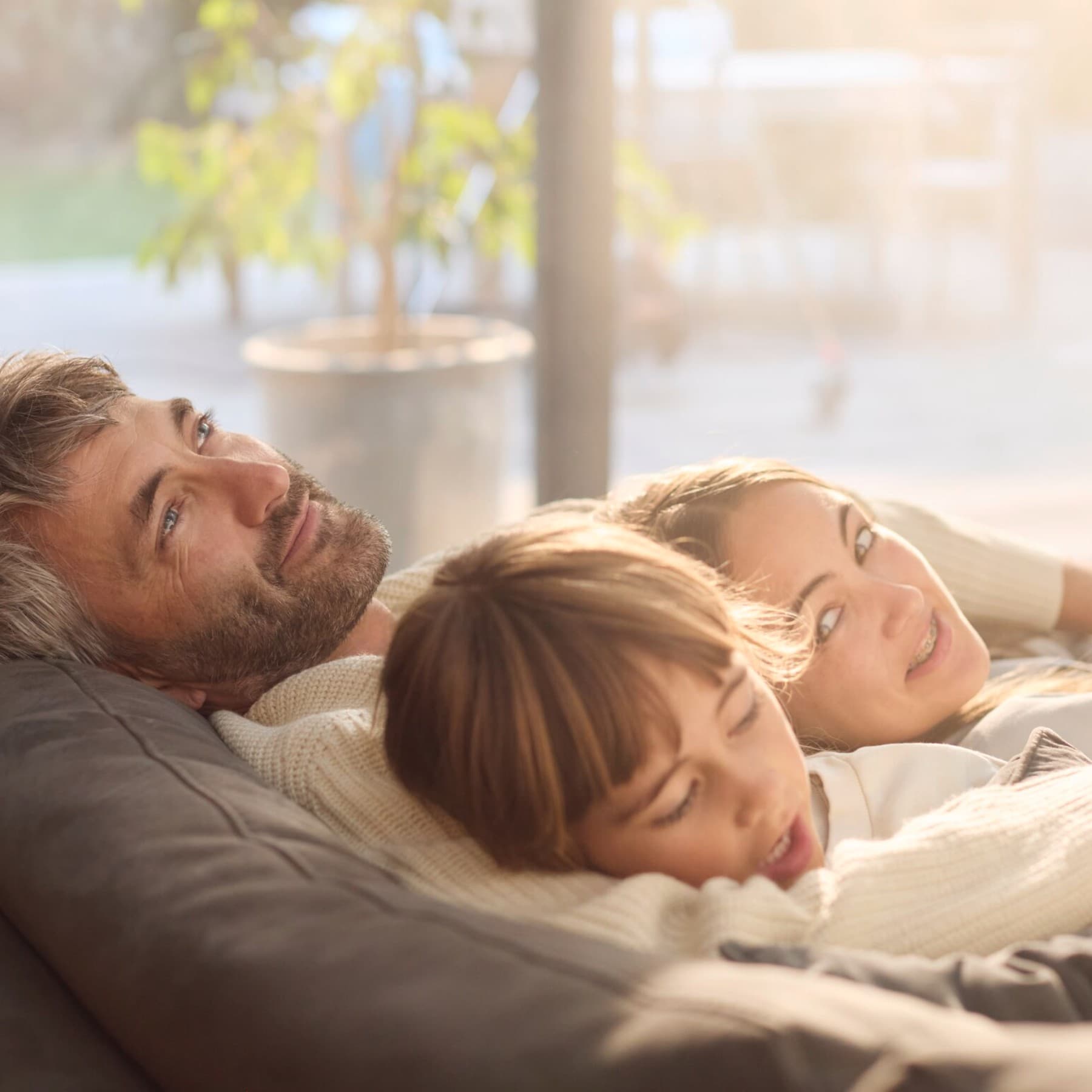 Familie ontspant op een bank in een woonkamer