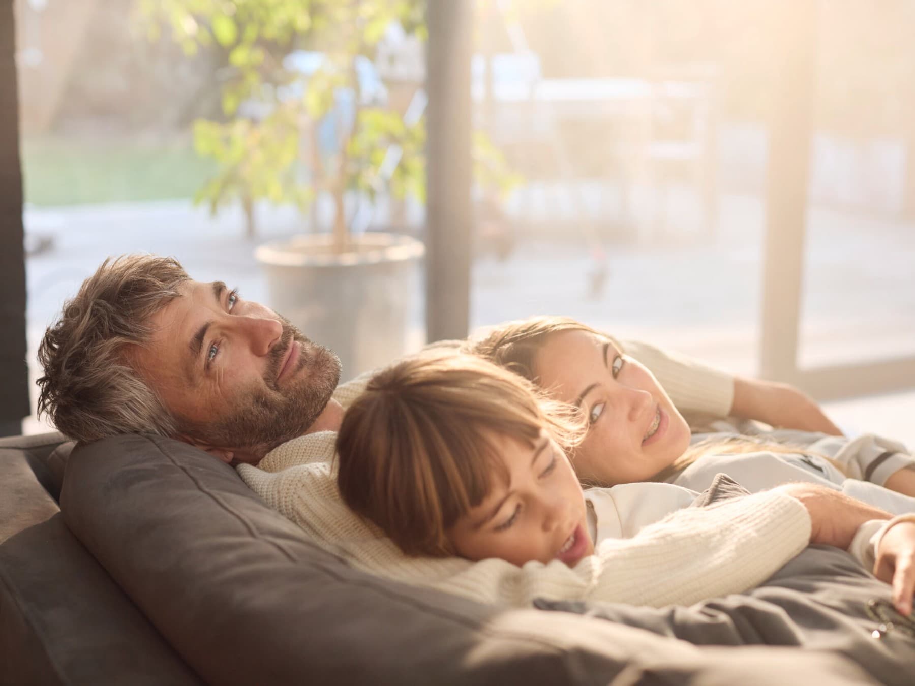 Familie ontspant samen op een bank