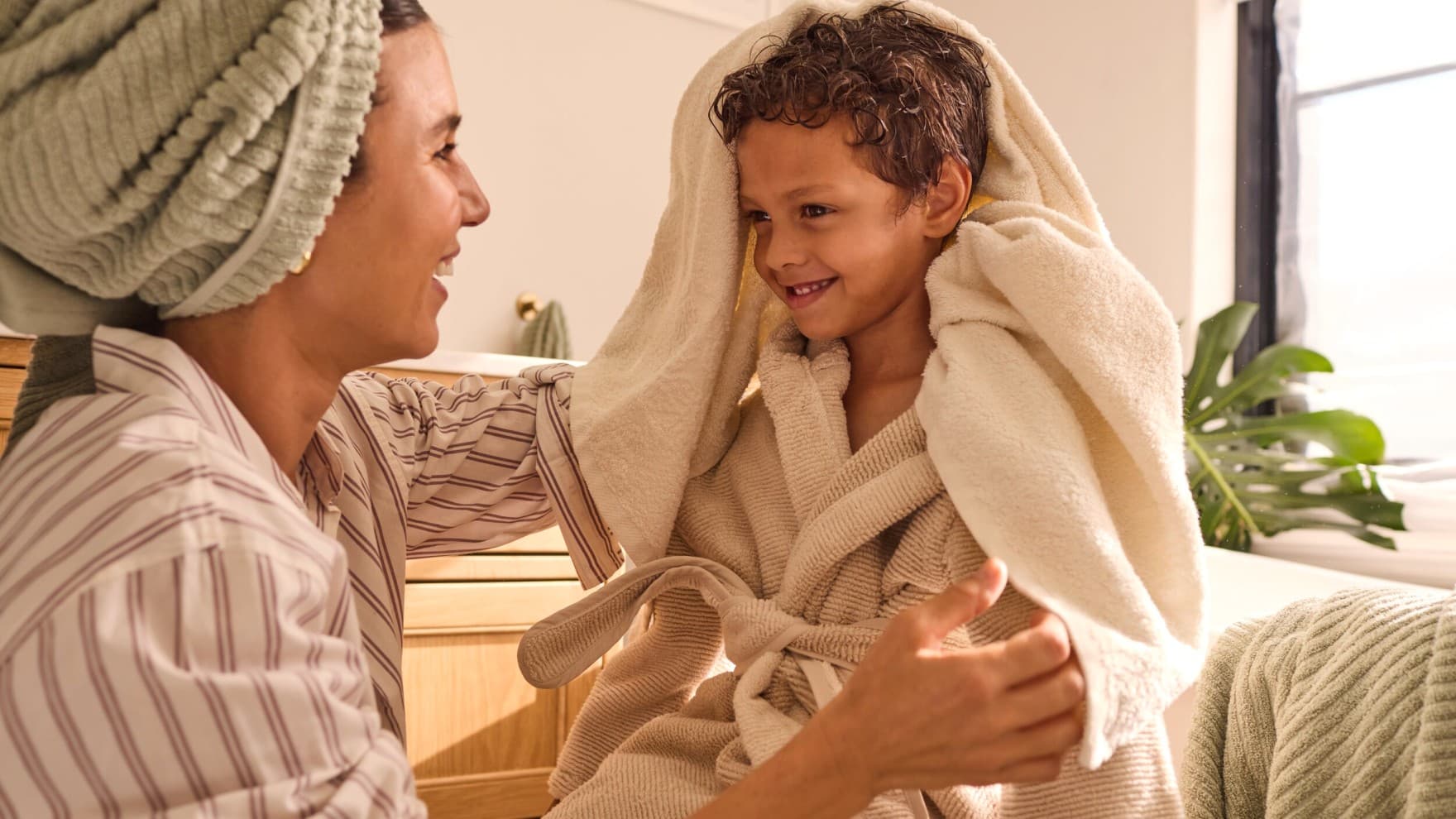 Moeder en zoon spelen