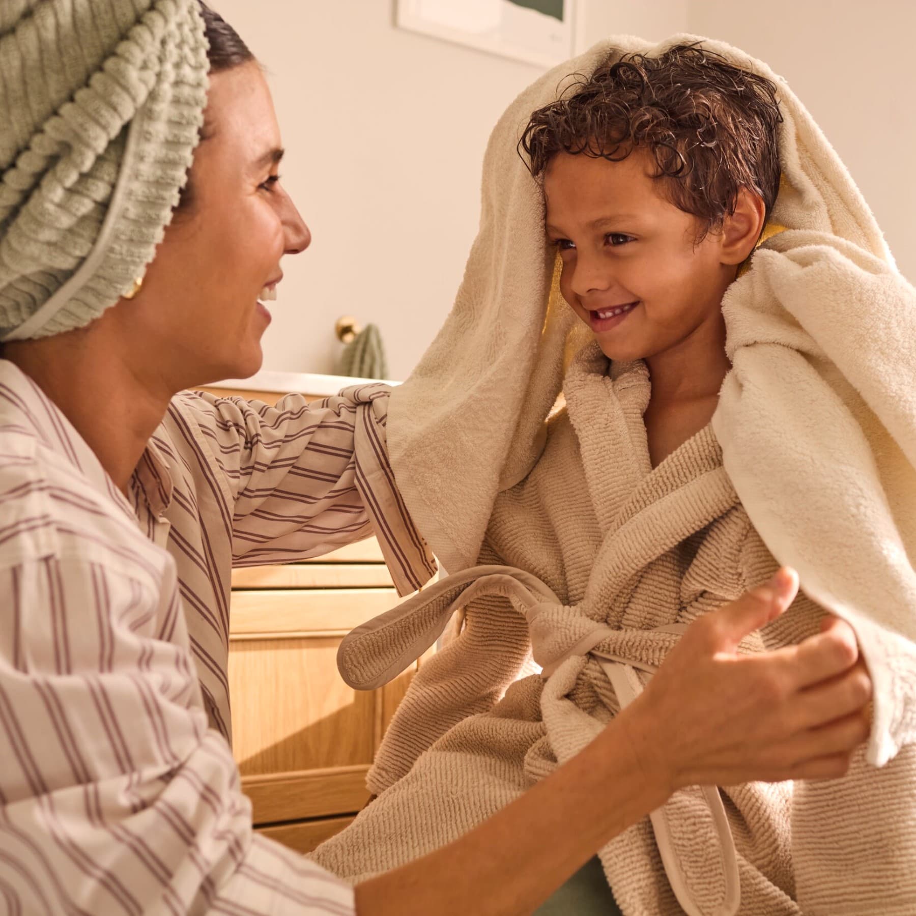 Kind en moeder in de badkamer