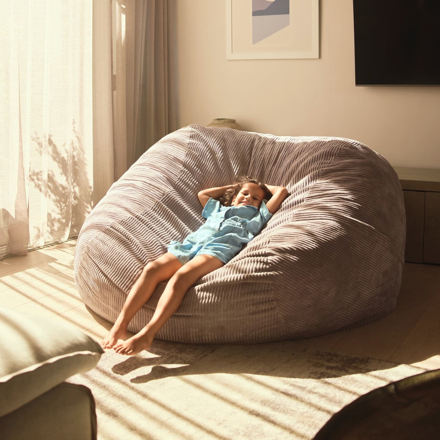 Meisje ontspant zich op de bank