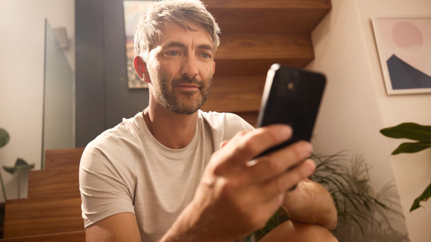 Man bedient zijn verwarmingssysteem via een app