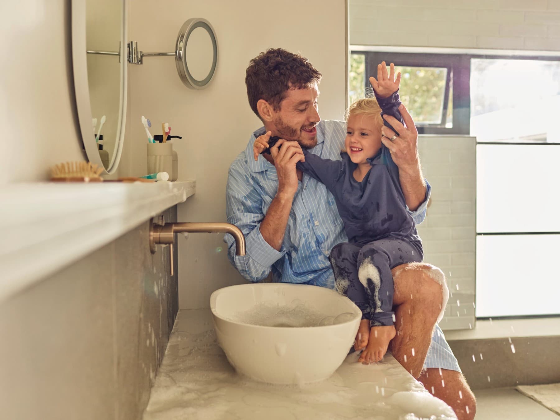 Vader en dochter in de badkamer