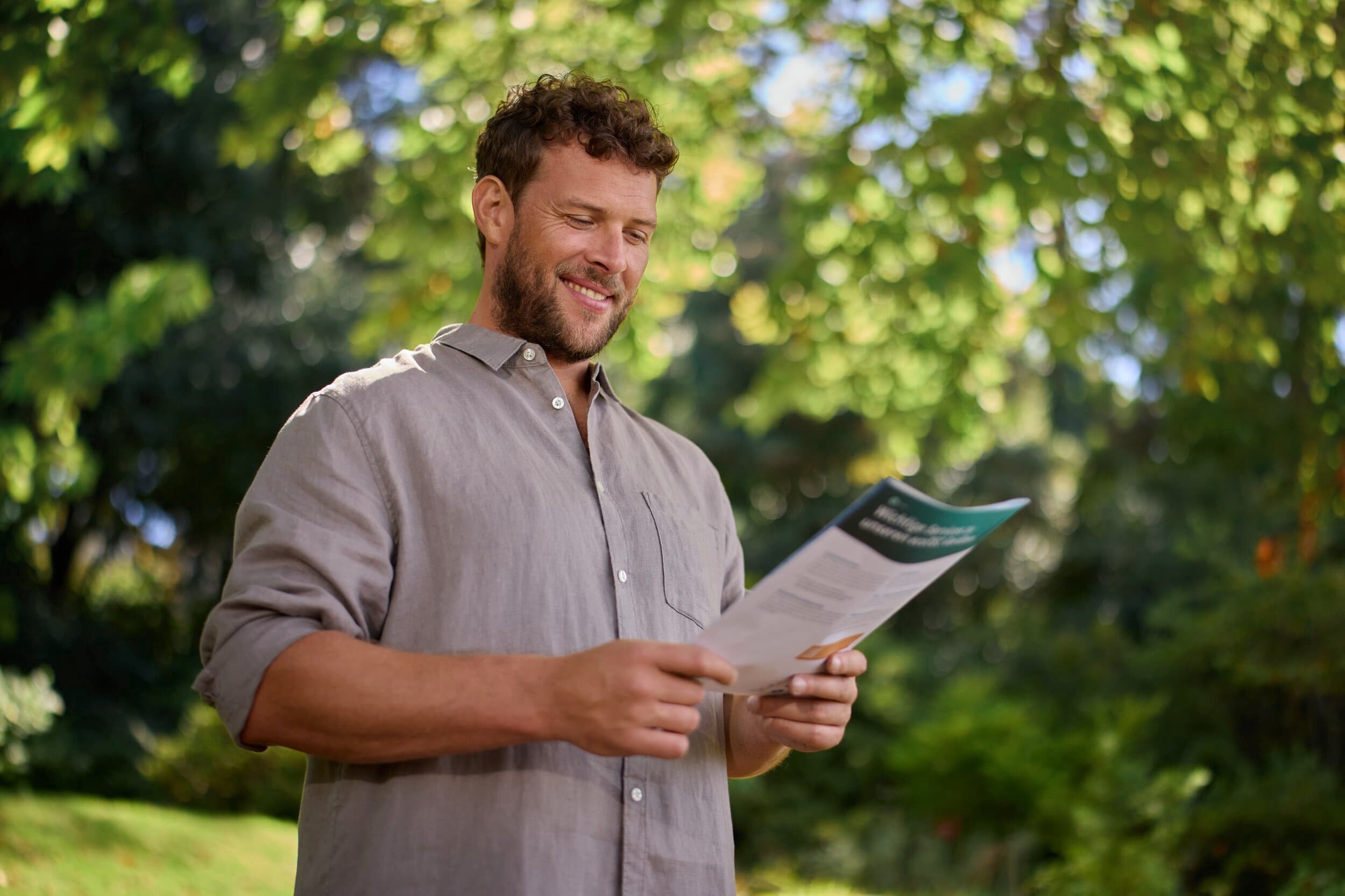 Man bekijkt een Vaillant-brochure.