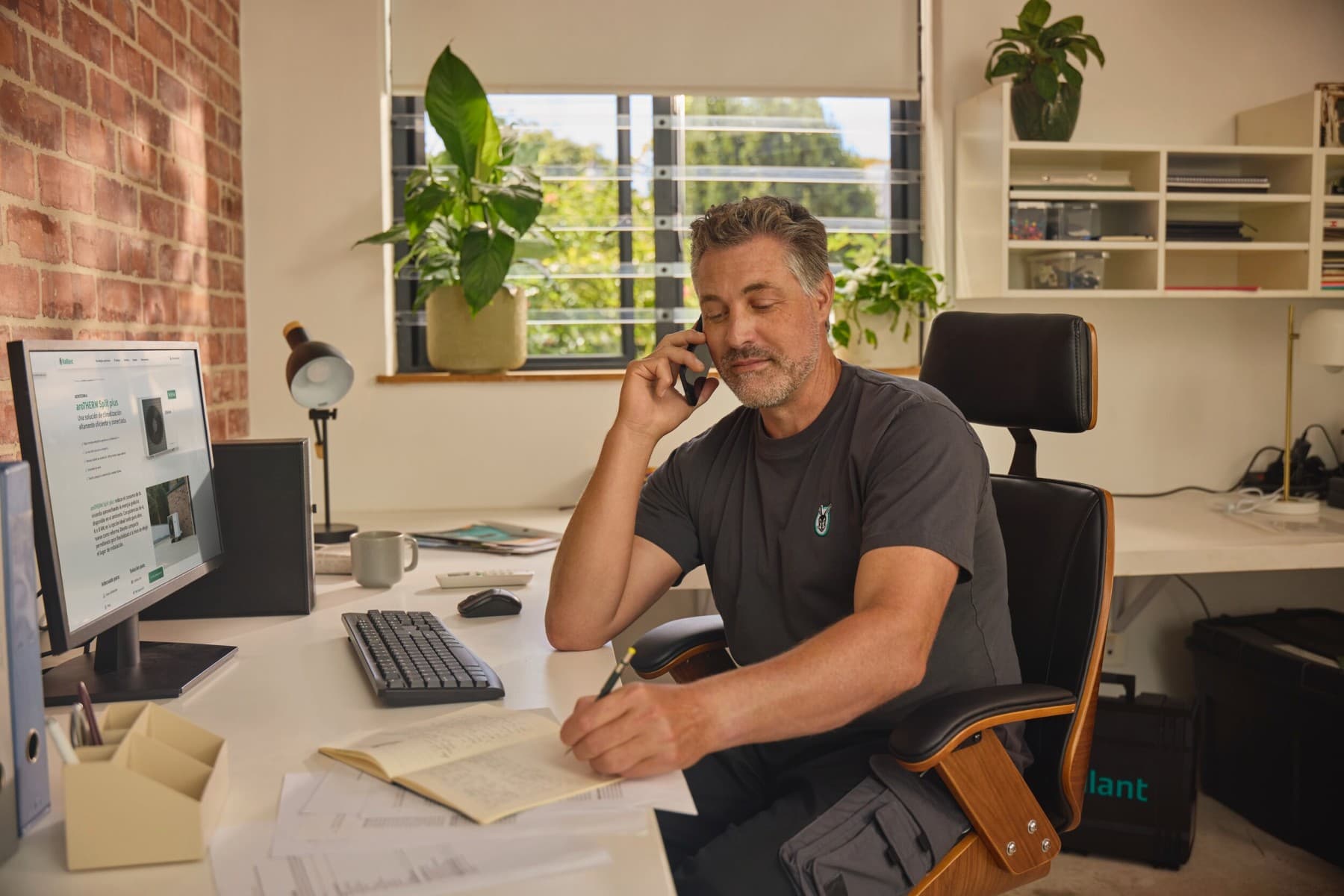 Installateur die aan een warmtepomp werkt