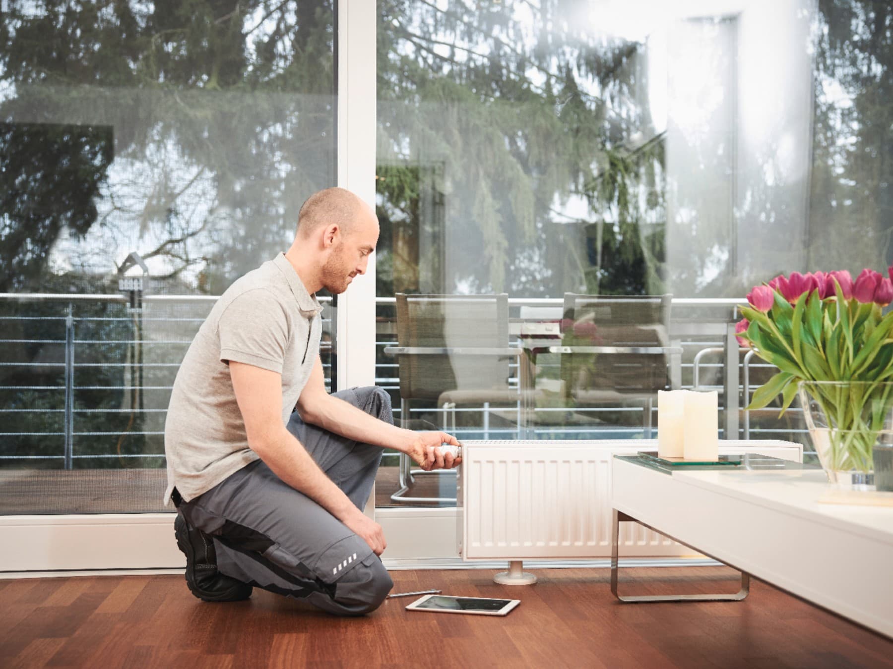 Professionele installateur die een radiator afstelt