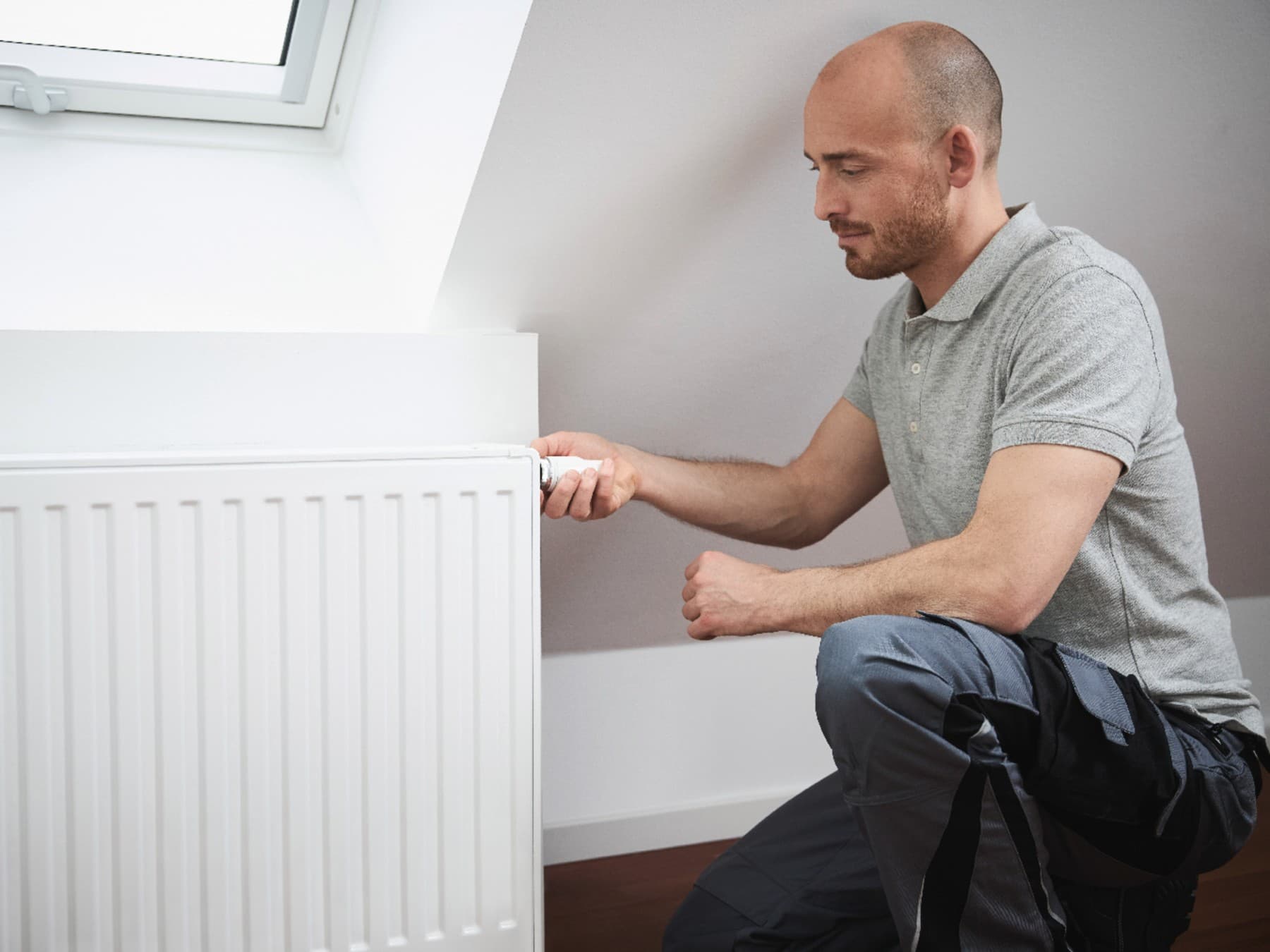 Man zet radiator aan