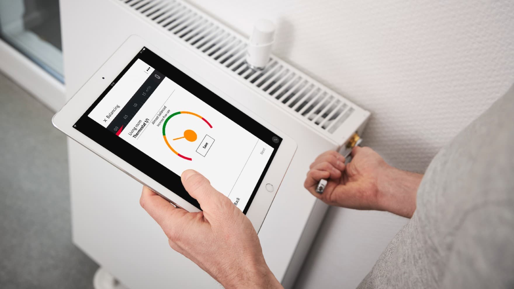 Installateur voert hydraulische balancering uit