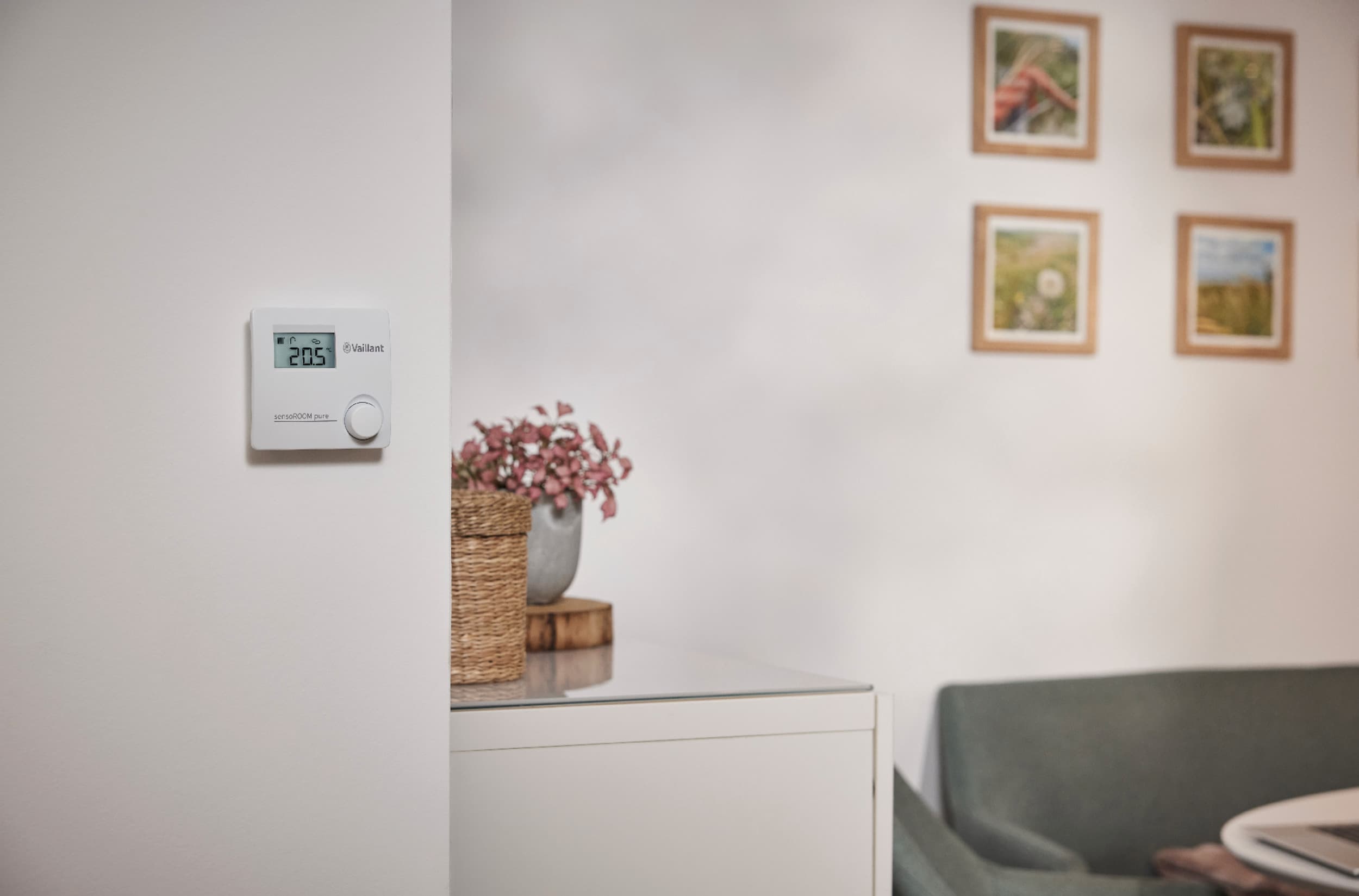 sensoROOM pure an een muur