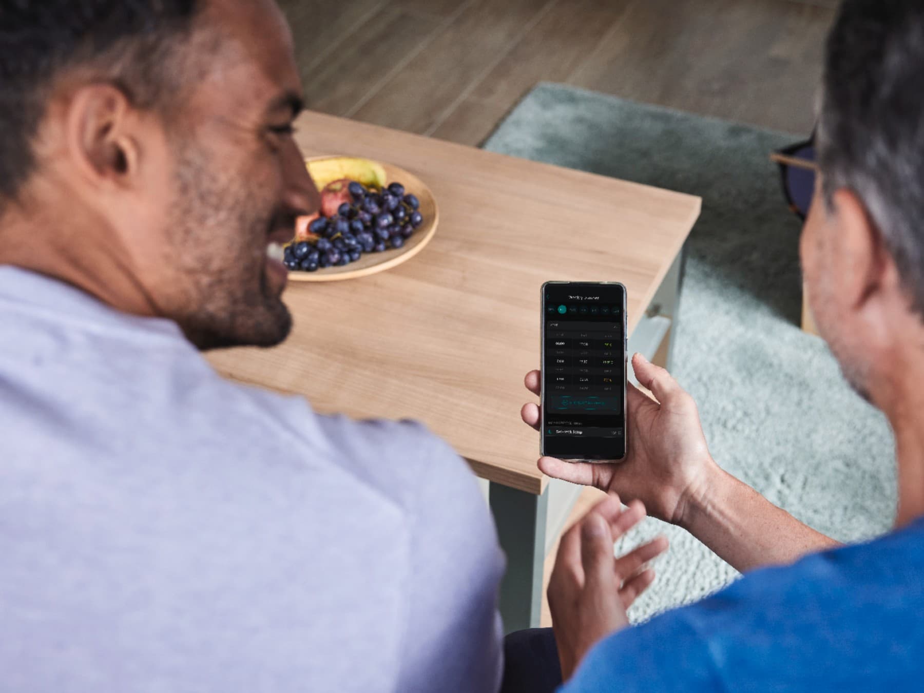 Twee mannen die de myVAILLANT app gebruiken.