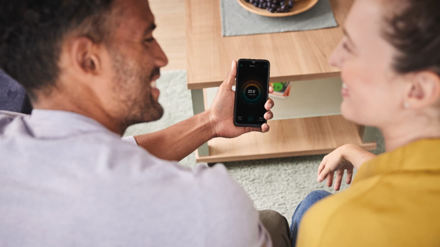 Man die met een installateur over de controle-app praat