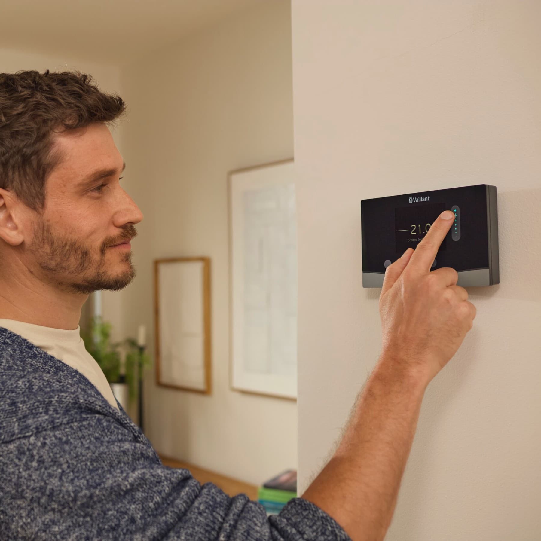 Man stelt verwarmingsregeling in