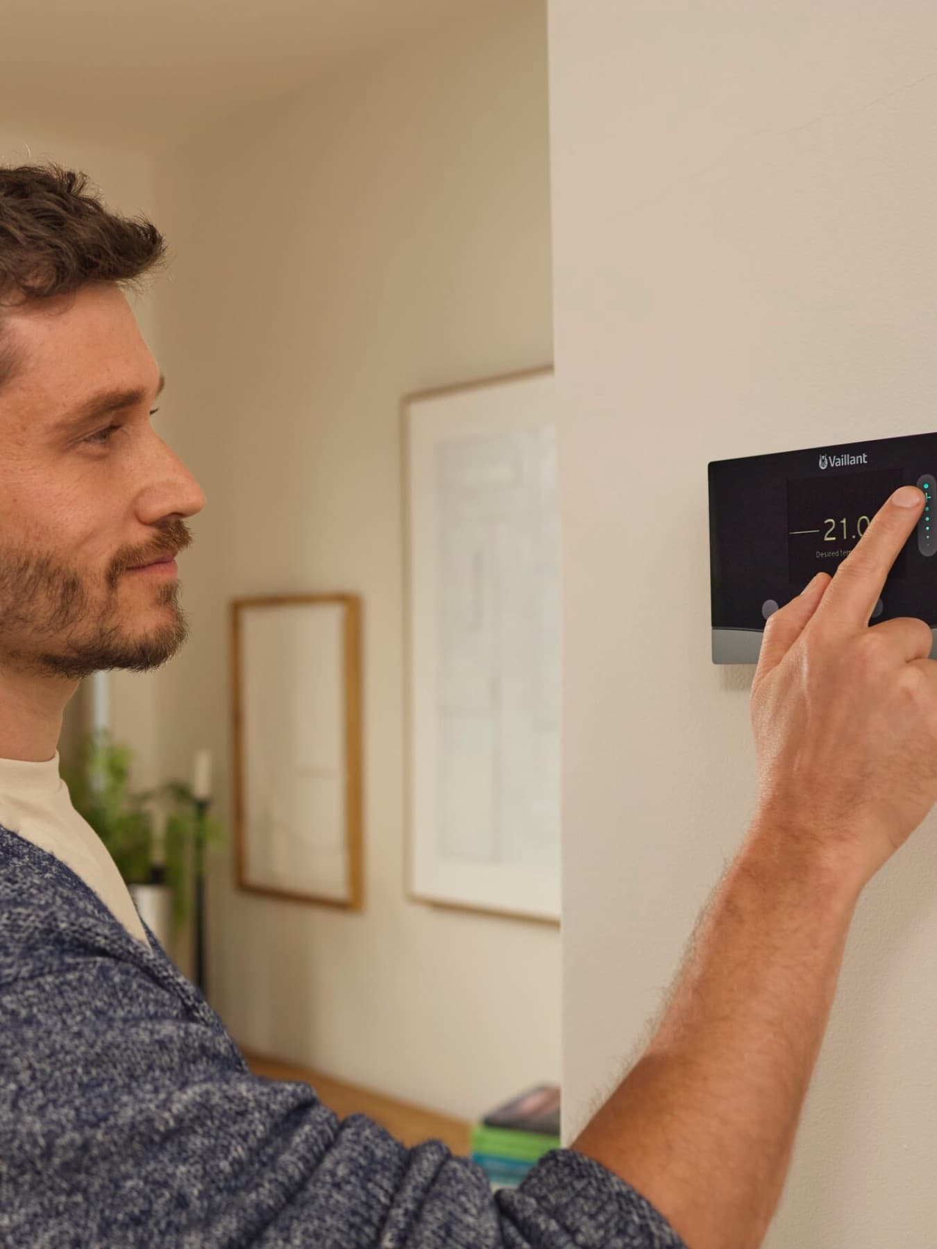 Man stelt verwarmingsregeling in