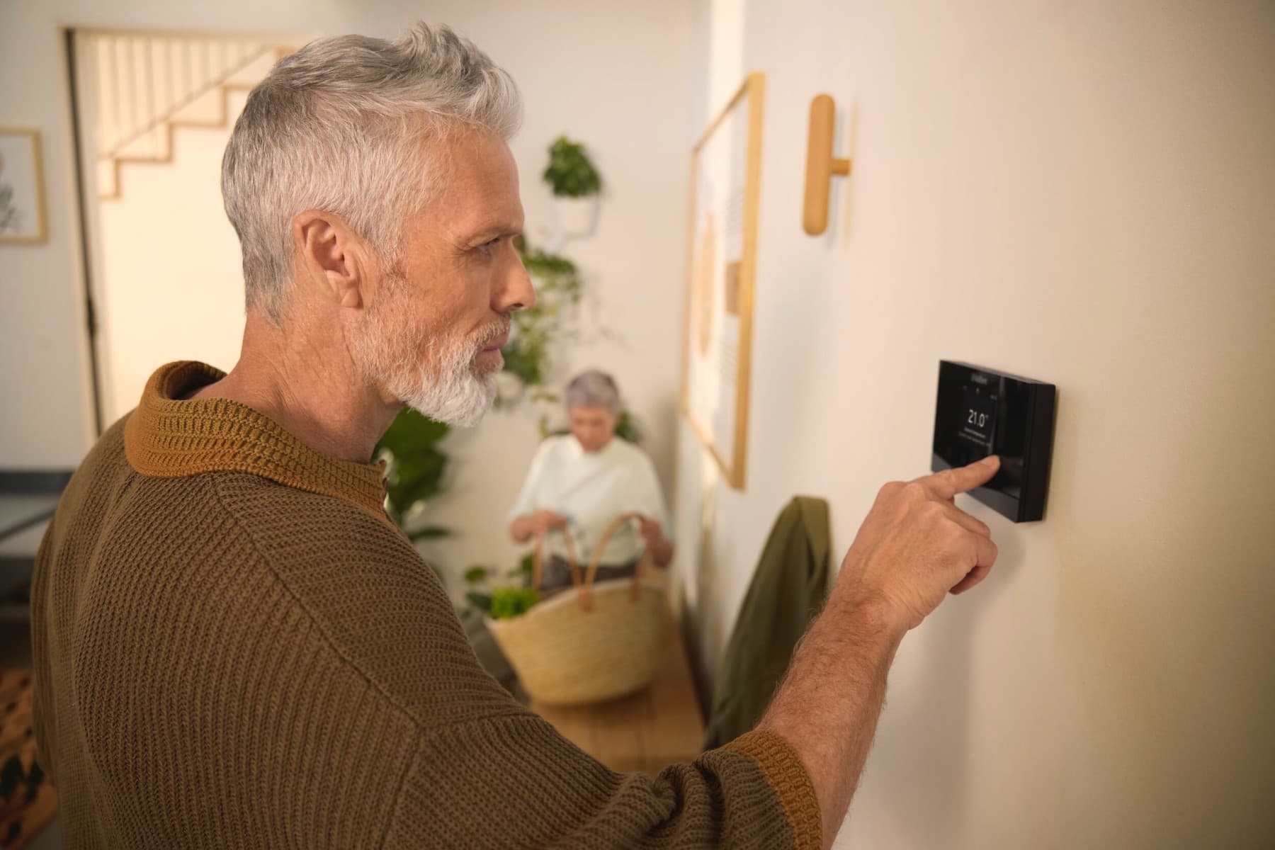 Man die een bedieningspaneel bedient