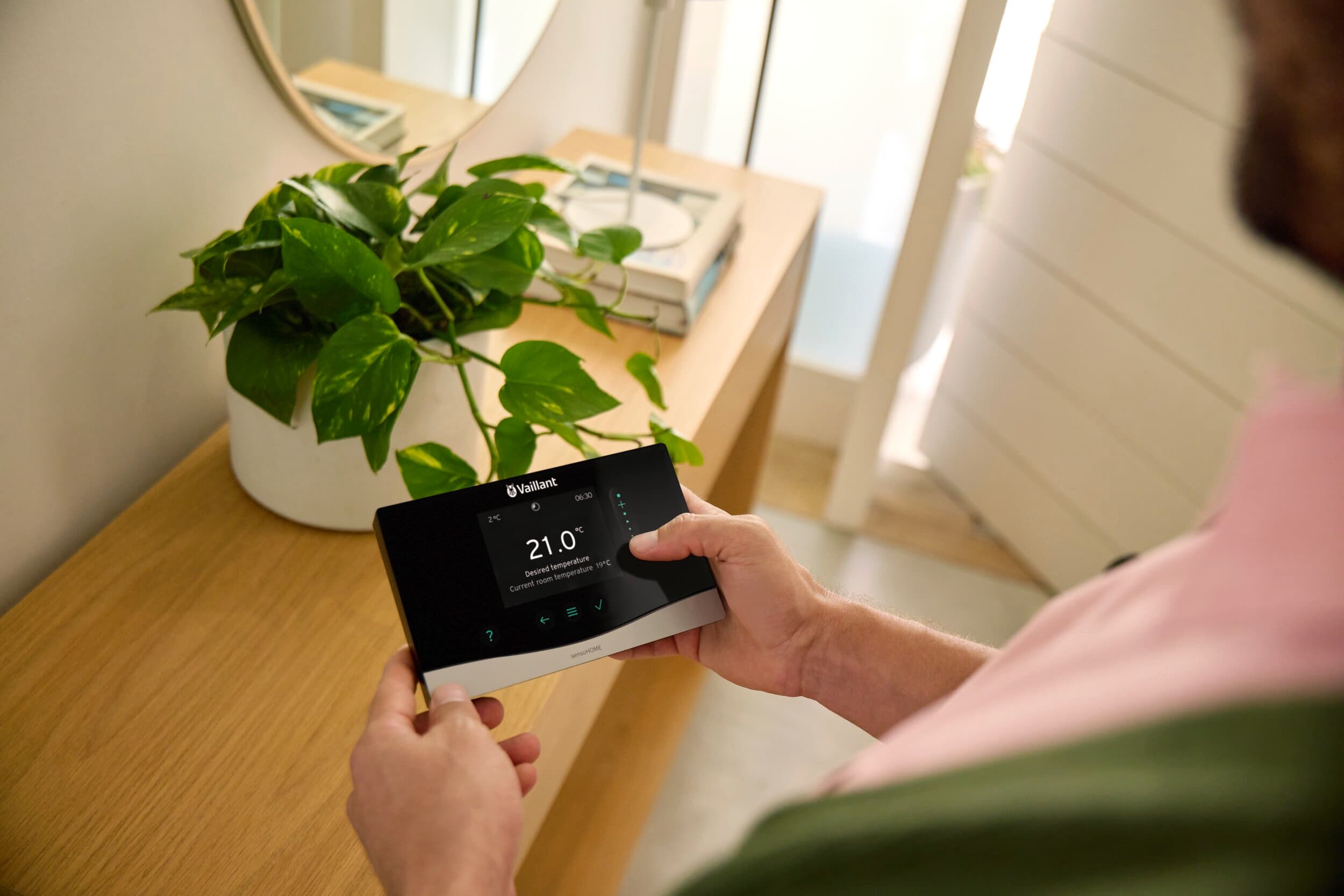 Een man houdt de draadloze sensoHOME in zijn hand