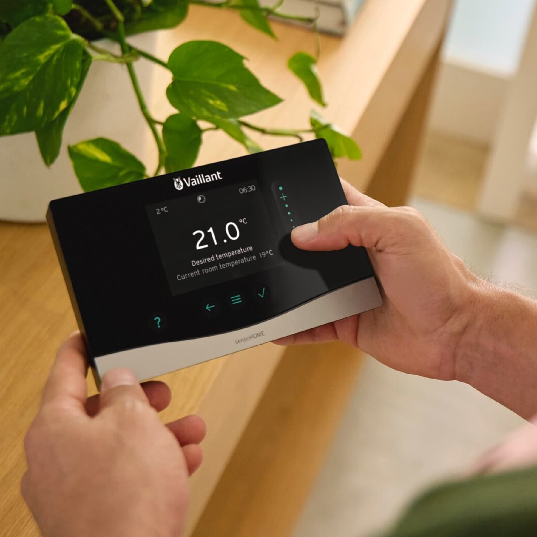 Man met een bedieningspaneel in zijn handen