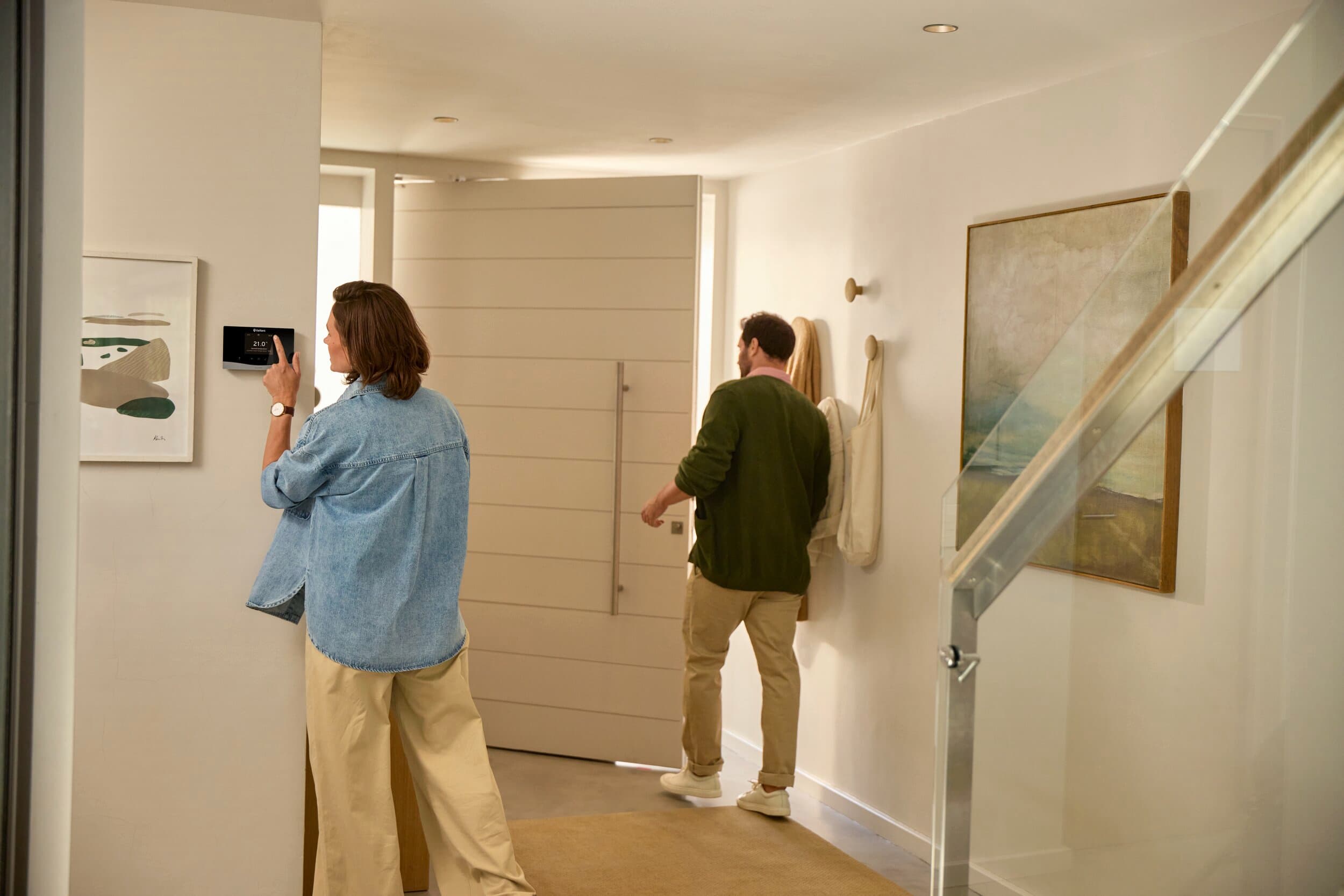 Vrouw voert instellingen uit op de sensoHOME