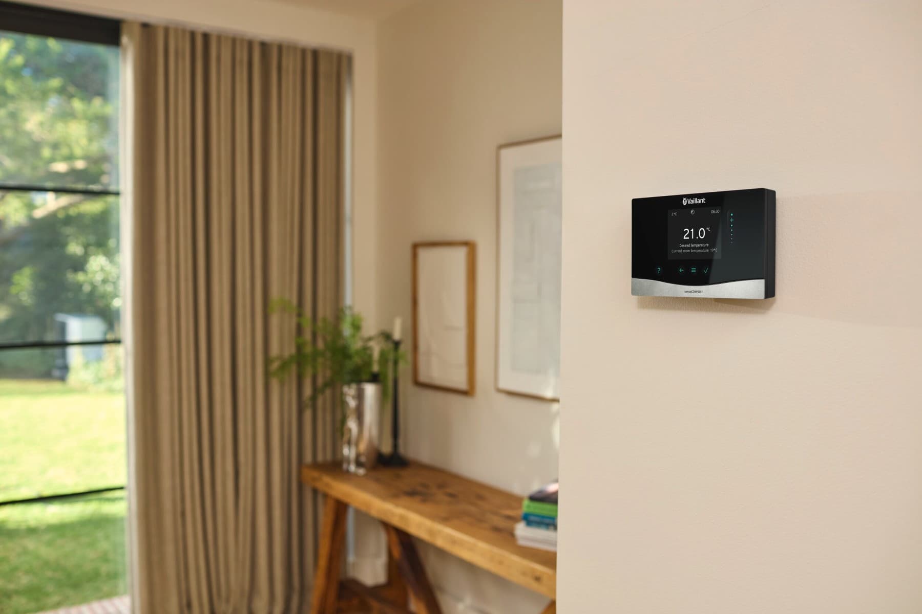 Verwarmingsregelaar aan de muur