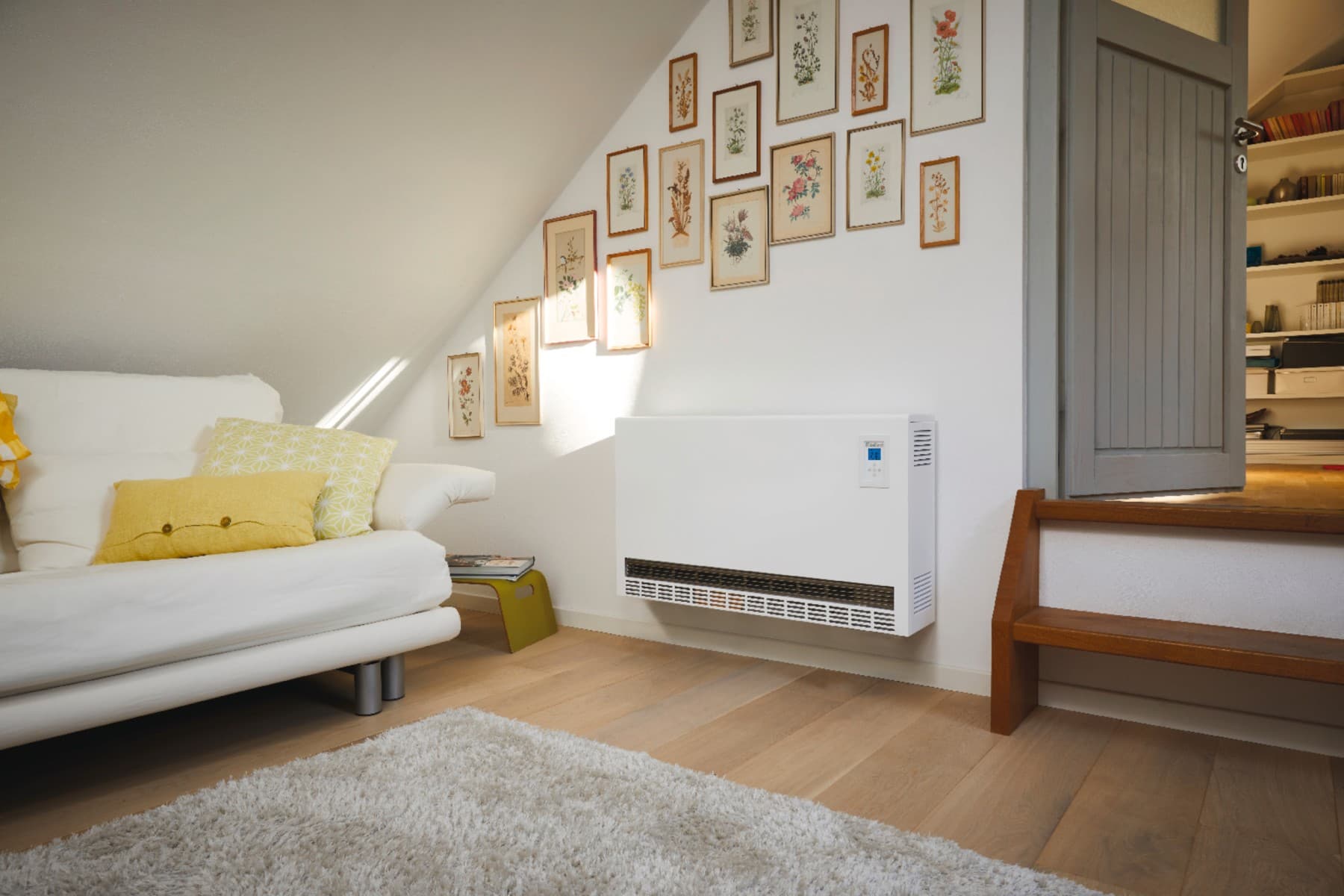 Een echtpaar van middelbare leeftijd voor een warmtepomp