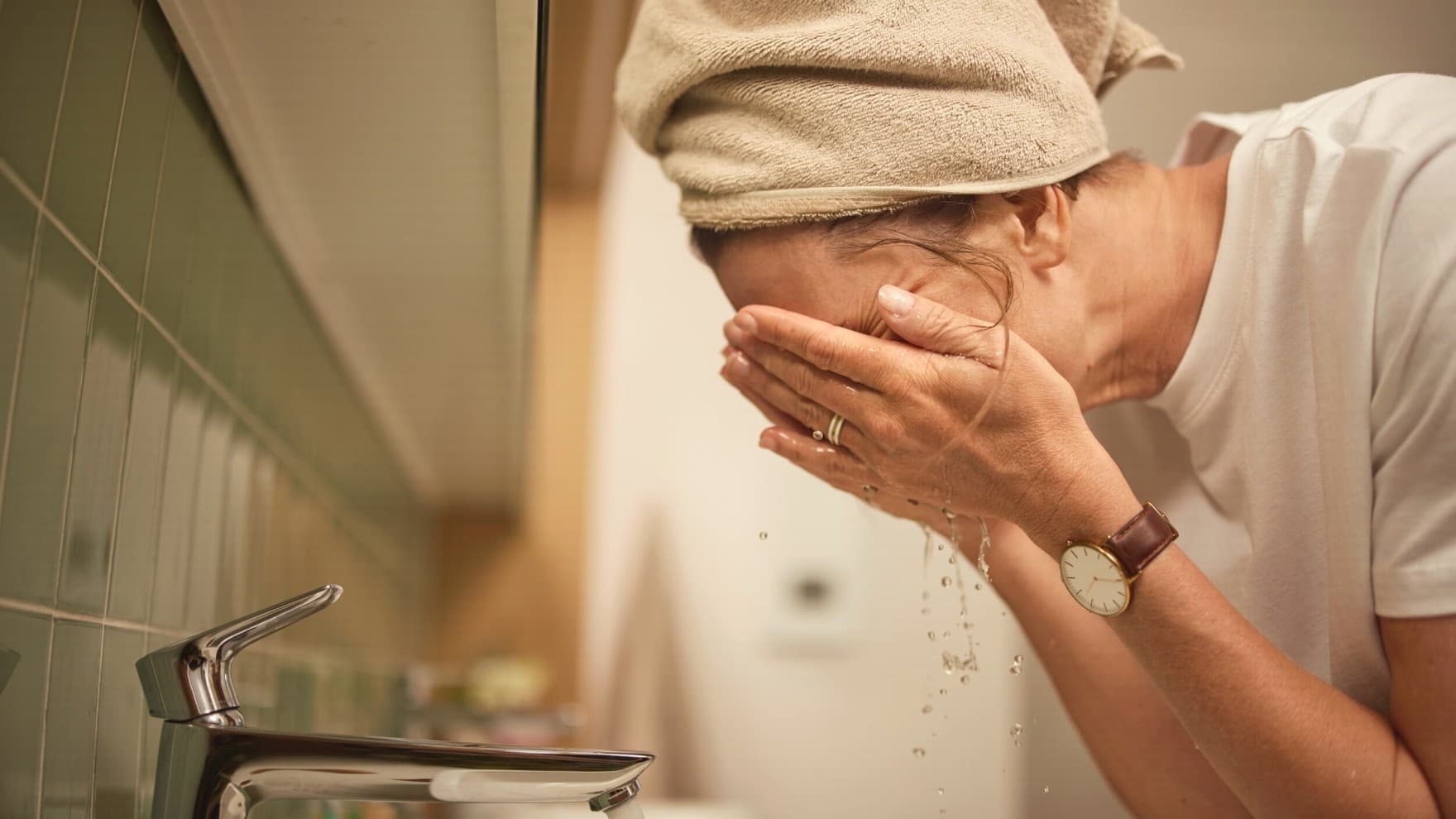Dame die haar gezicht wast.